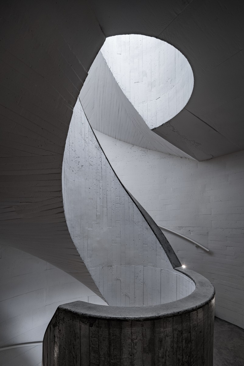 https://detail-cdn.s3.eu-central-1.amazonaws.com/media/catalog/product/1/5/15_Dune_Art_Museum-Staircase_by_WU_Qingshan.jpg?width=437&height=582&store=de_de&image-type=image
