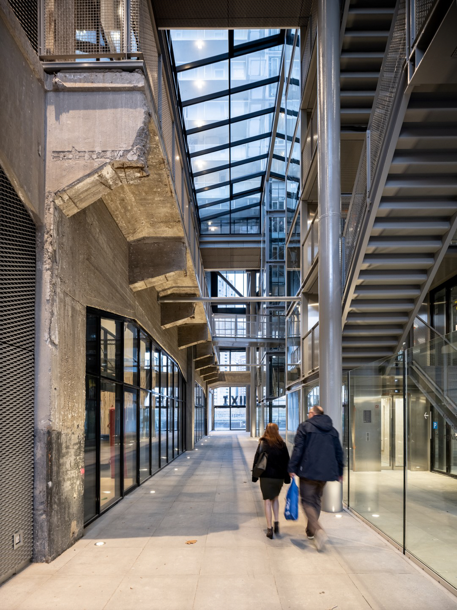 https://detail-cdn.s3.eu-central-1.amazonaws.com/media/catalog/product/1/6/16-Fenix-Lofts-Mei-Architects-Rotterdam-Ossip-van-Duivenbode.jpg?width=437&height=582&store=de_de&image-type=image