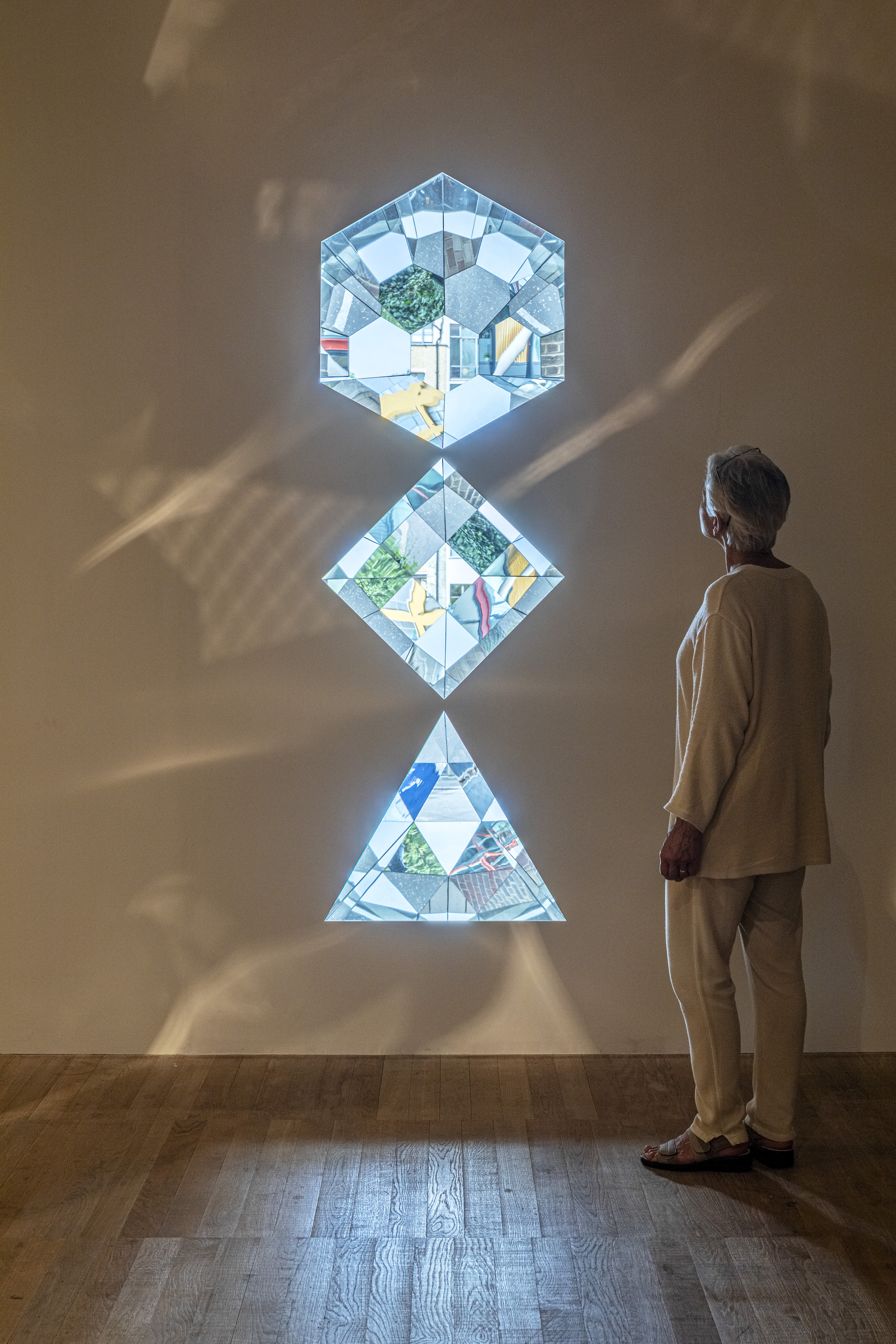 https://detail-cdn.s3.eu-central-1.amazonaws.com/media/catalog/product/1/6/16-Olafur-Eliasson-2019-Your_planetary_window.jpg?width=437&height=582&store=de_de&image-type=image