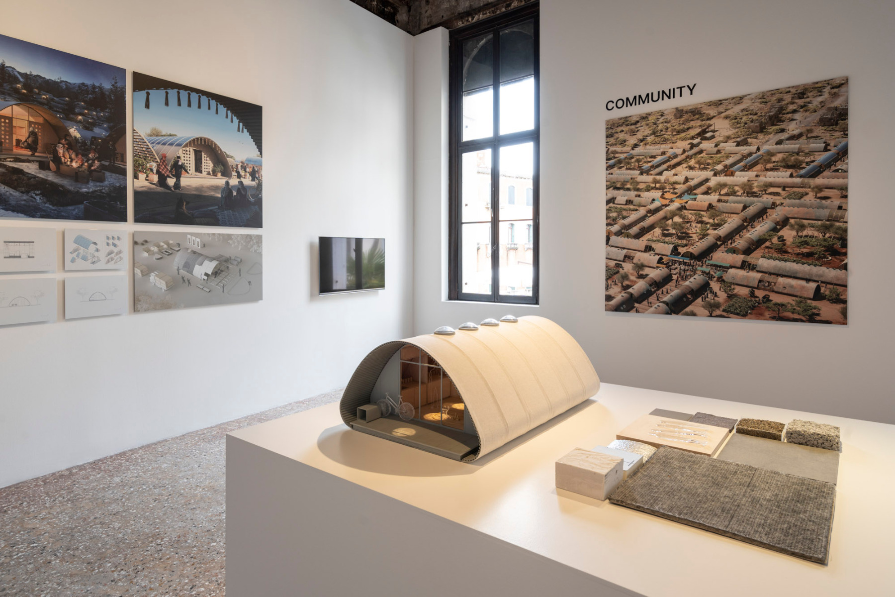 https://detail-cdn.s3.eu-central-1.amazonaws.com/media/catalog/product/1/6/16-architekturbiennale-venedig-2023-essential-homes-norman-foster.jpg?width=437&height=582&store=de_de&image-type=image