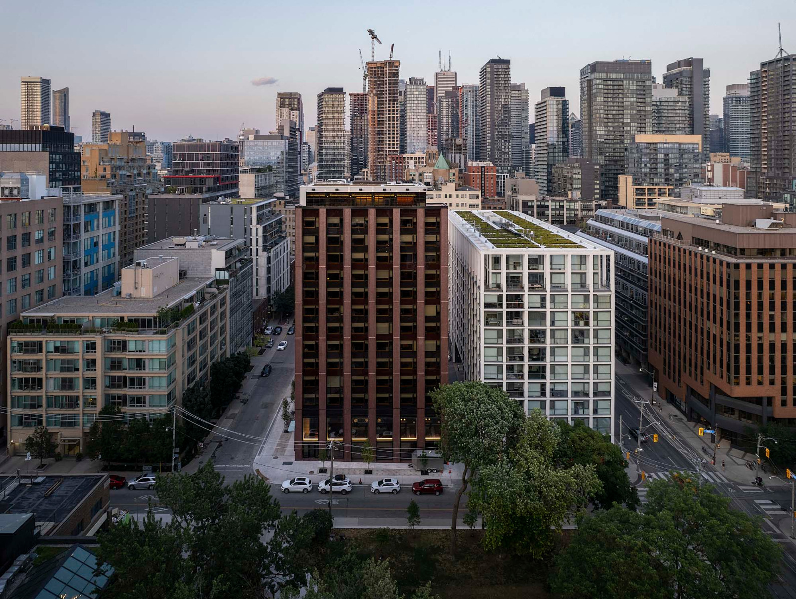 https://detail-cdn.s3.eu-central-1.amazonaws.com/media/catalog/product/1/6/16-hotel-ace-toronto-shim-sutcliffe-architects.jpg?width=437&height=582&store=de_de&image-type=image