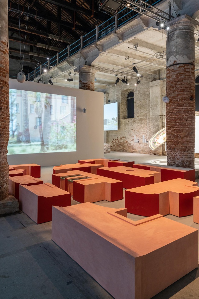 https://detail-cdn.s3.eu-central-1.amazonaws.com/media/catalog/product/1/6/16-ju_nger_vielfa_ltiger_politischer-architekturbiennale_venedig_2023.jpg?width=437&height=582&store=de_en&image-type=image