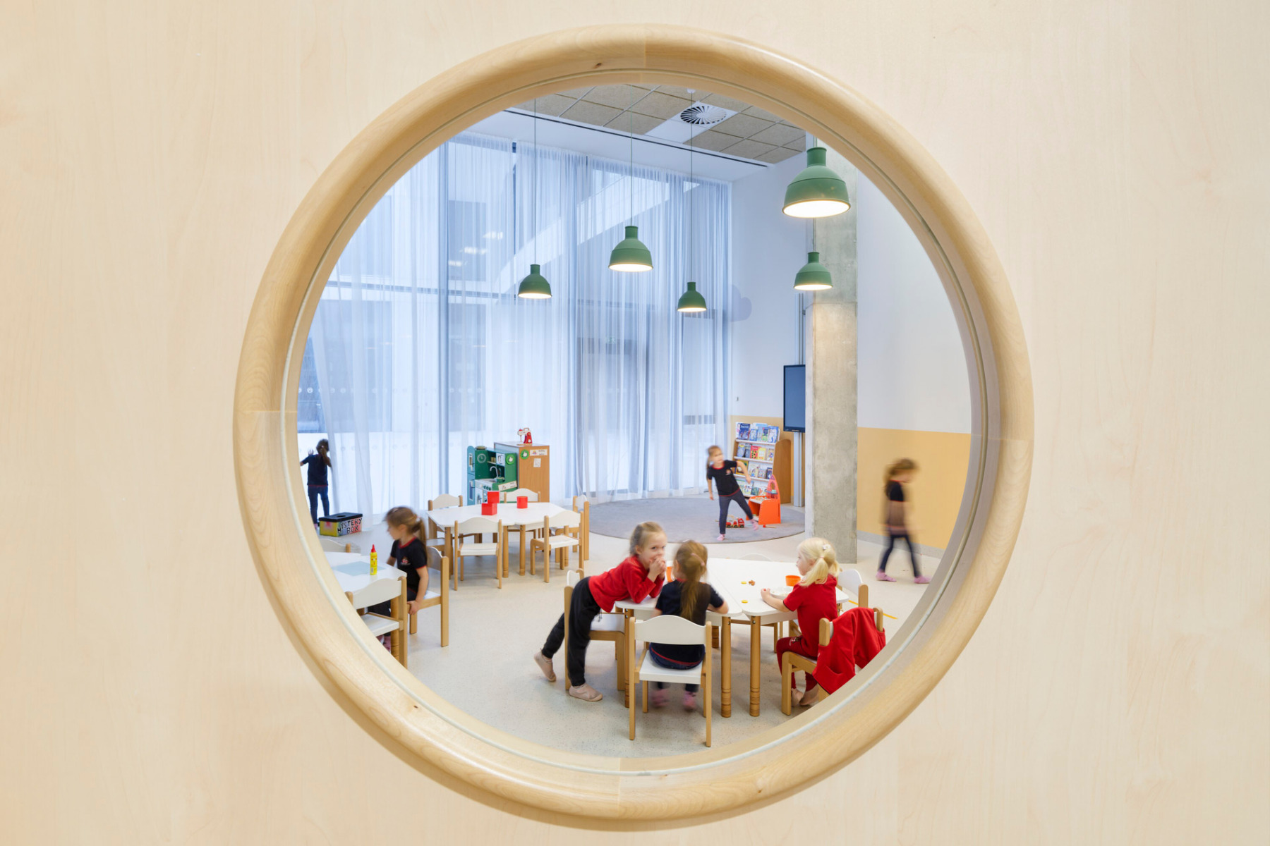 https://detail-cdn.s3.eu-central-1.amazonaws.com/media/catalog/product/1/6/16-schule-und-kindergarten-tschechien-soa-architekti.jpg?width=437&height=582&store=de_en&image-type=image