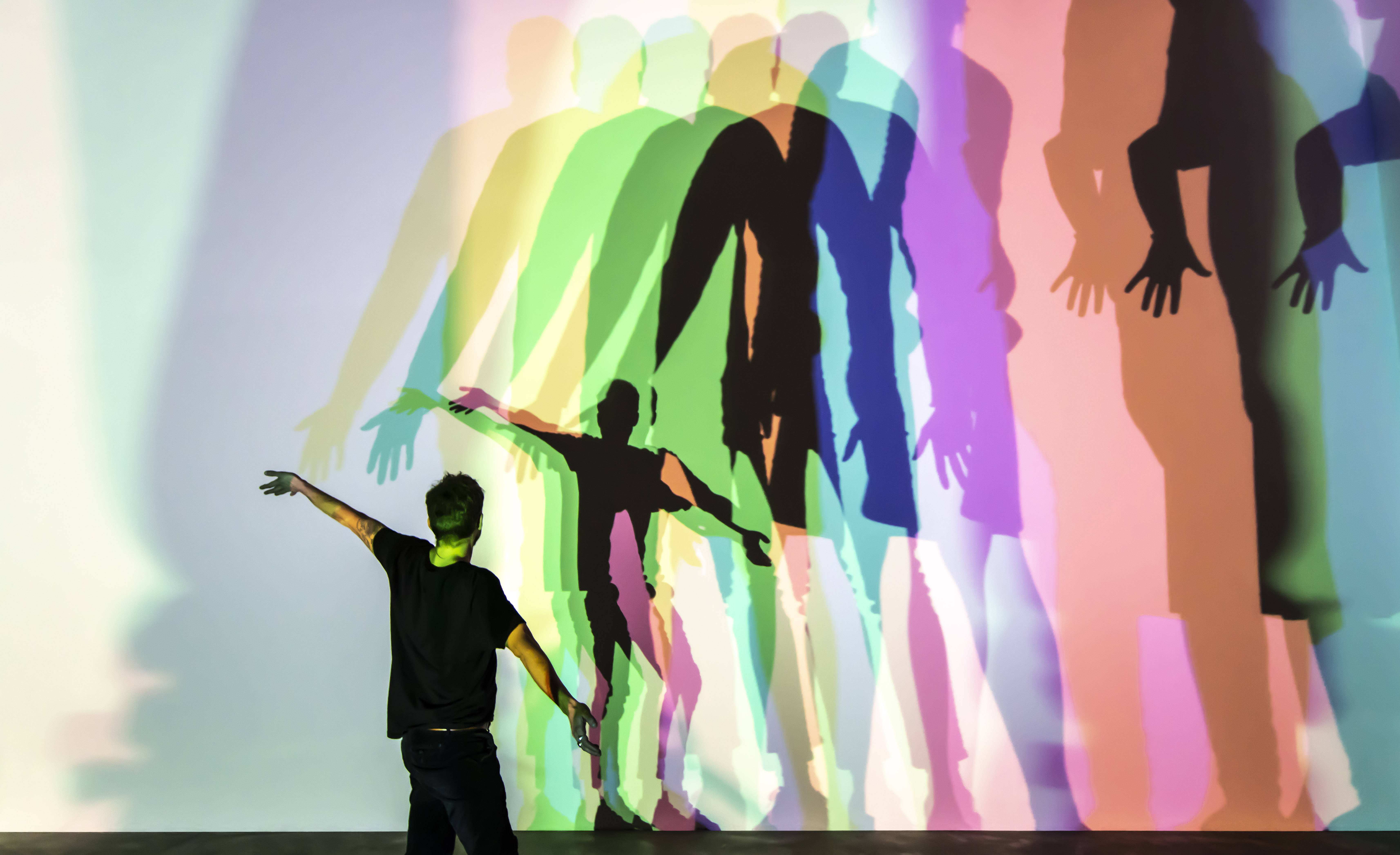 https://detail-cdn.s3.eu-central-1.amazonaws.com/media/catalog/product/1/7/17-Olafur-Eliasson-2019-Olafur_Eliasson_-_Your_uncertain_shadow__colour___2010.jpg?width=437&height=582&store=de_de&image-type=image