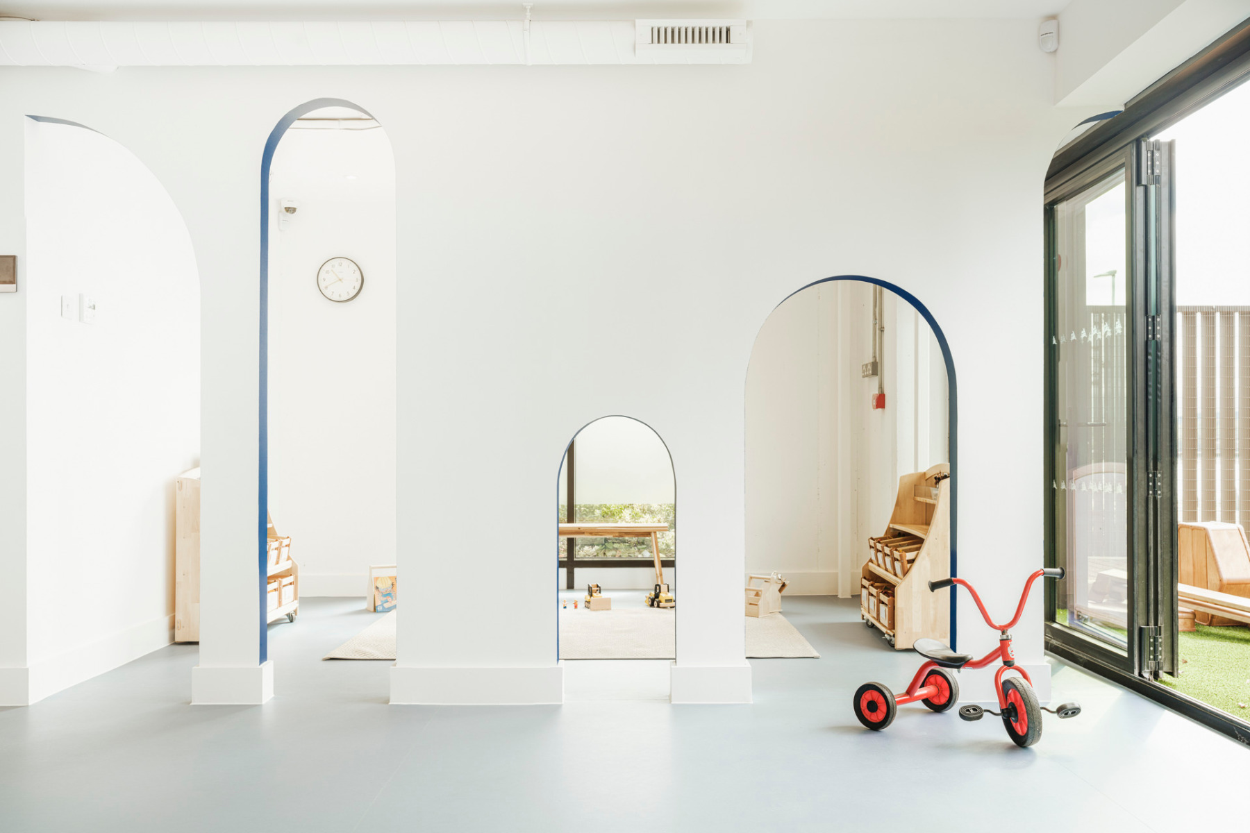 https://detail-cdn.s3.eu-central-1.amazonaws.com/media/catalog/product/1/7/17-kindertagesstaette-london-the-nest-delve-architects.jpg?width=437&height=582&store=de_de&image-type=image