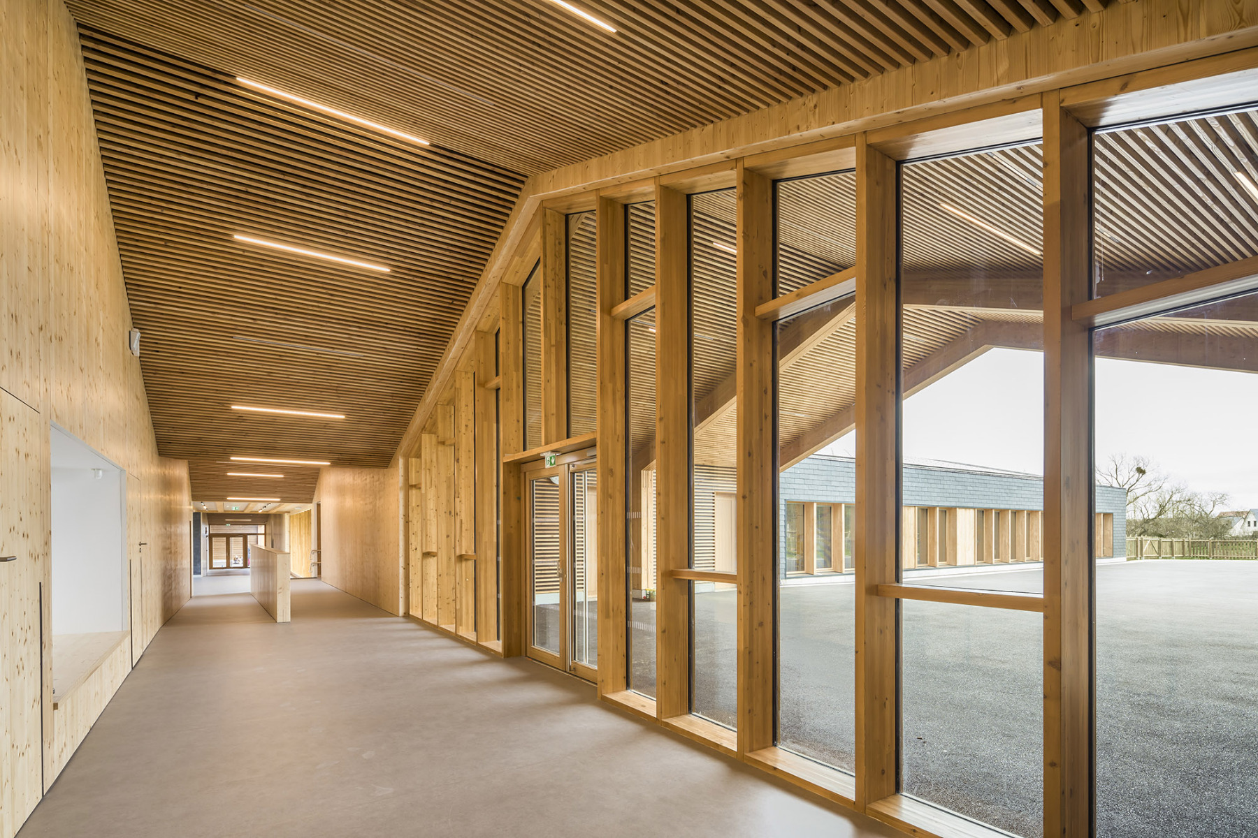 https://detail-cdn.s3.eu-central-1.amazonaws.com/media/catalog/product/1/7/17-schule-heudebouville-hemaa-architectes-sergio-grazia.jpg?width=437&height=582&store=de_en&image-type=image