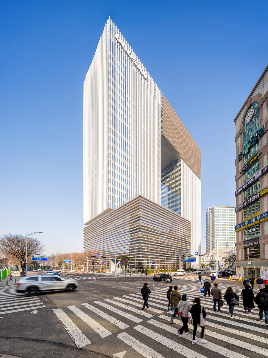 https://detail-cdn.s3.eu-central-1.amazonaws.com/media/catalog/product/1/7/17_dam_ihp2022_kohn_pedersen_fox_associates_bundang_doosantower_seoul_time_of_blue.jpg?width=437&height=582&store=de_en&image-type=image