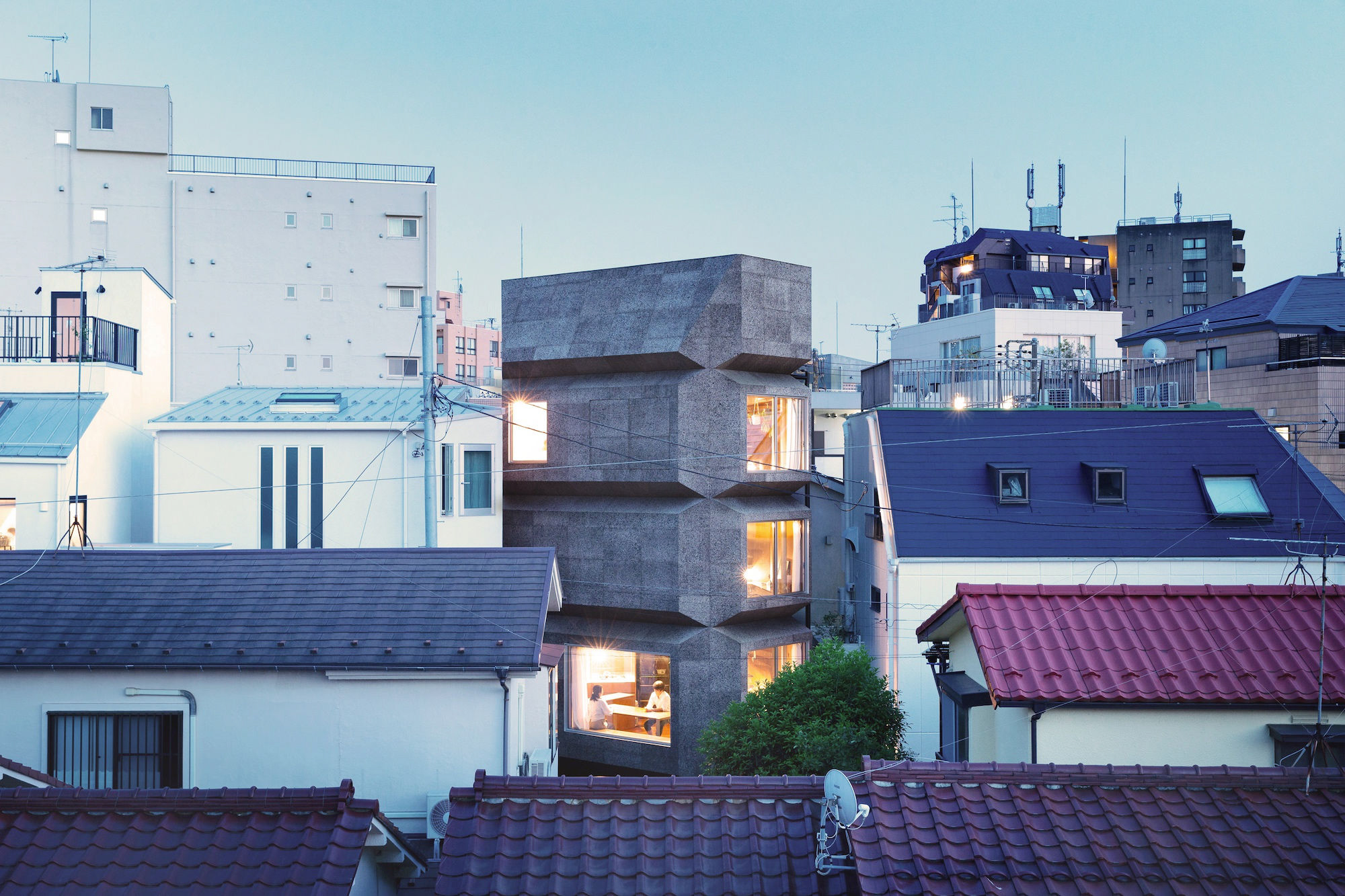 https://detail-cdn.s3.eu-central-1.amazonaws.com/media/catalog/product/1/8/18-Bay-Window-Tower-House-Tokio-Takaaki-Fuji_Yuko-Fuji-Architecture.jpg?width=437&height=582&store=de_de&image-type=image