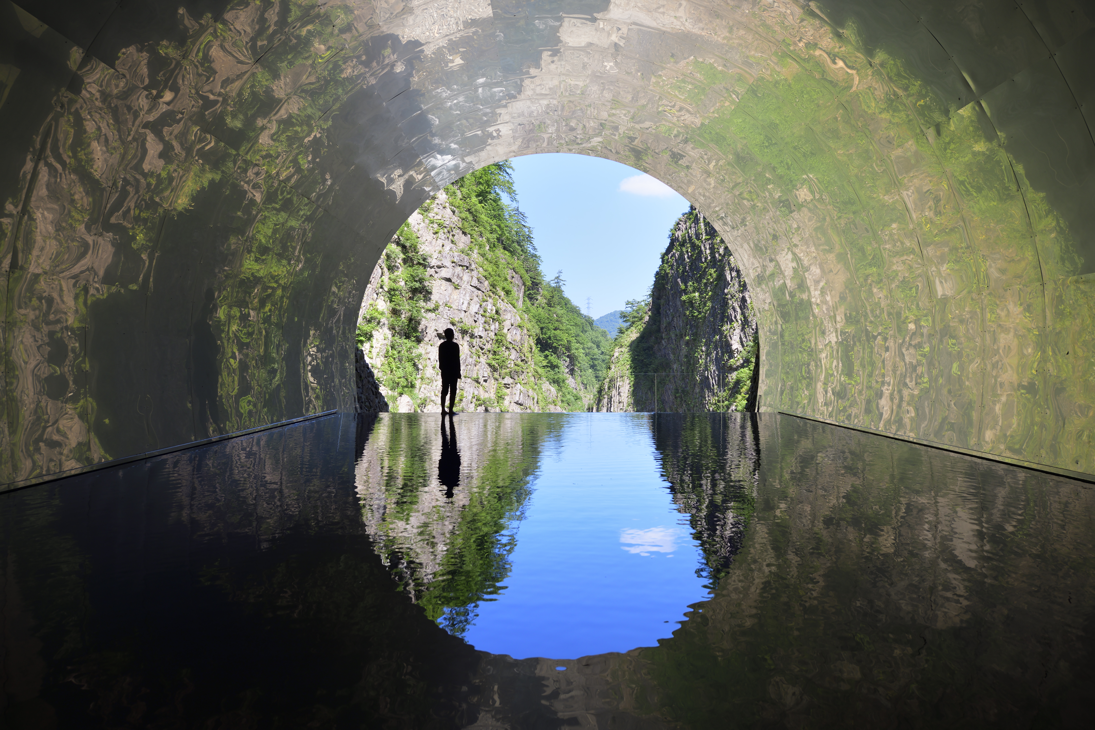 https://detail-cdn.s3.eu-central-1.amazonaws.com/media/catalog/product/1/8/18-MAD-Echigo_Tsumari-Tunnel_of_Light-Periscope-by_Nacasa___Partners_Inc.-low-res_1.jpg?width=437&height=582&store=de_en&image-type=image
