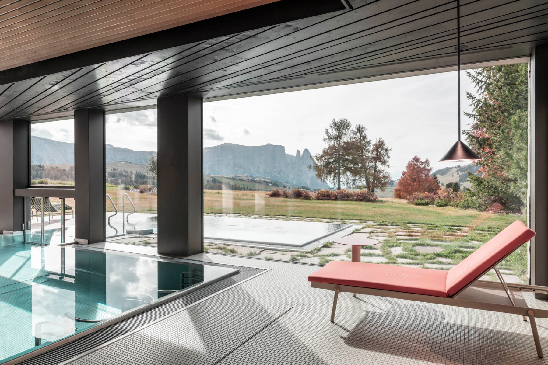 https://detail-cdn.s3.eu-central-1.amazonaws.com/media/catalog/product/1/8/18-hotel-icaro-dolomiten-modus-architects.jpg?width=437&height=582&store=de_de&image-type=image