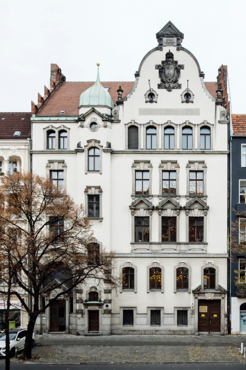 https://detail-cdn.s3.eu-central-1.amazonaws.com/media/catalog/product/1/8/18-hotel-wilmina-berlin-gruentuch-ernst-architekten.jpg?width=437&height=582&store=de_en&image-type=image