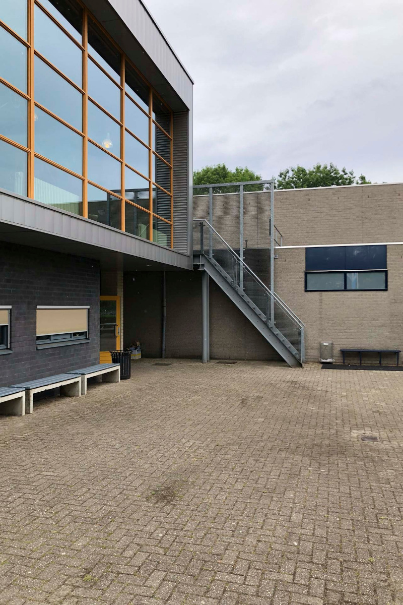 https://detail-cdn.s3.eu-central-1.amazonaws.com/media/catalog/product/1/8/18-schule-niederlande-mvrdv.jpg?width=437&height=582&store=de_en&image-type=image