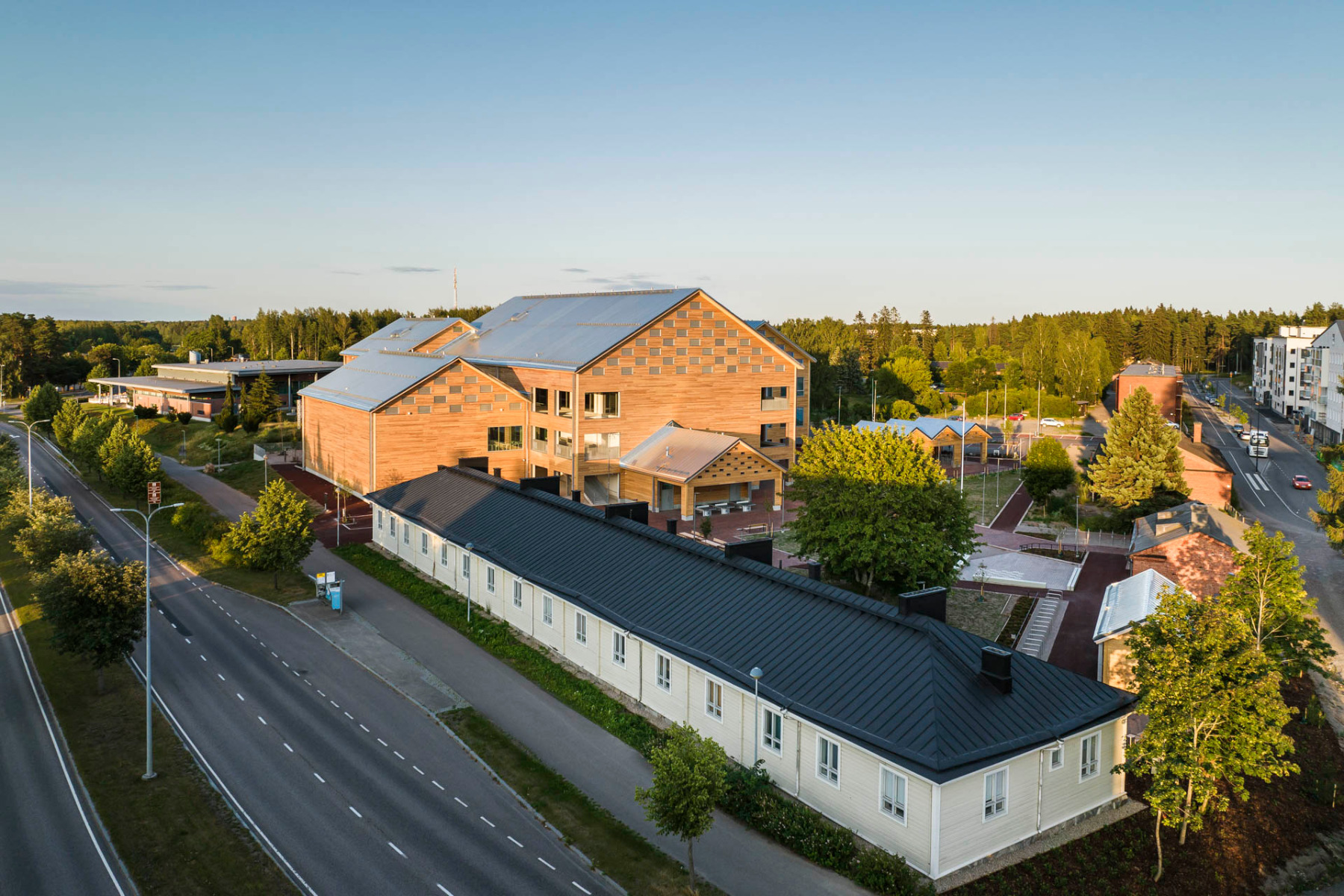 https://detail-cdn.s3.eu-central-1.amazonaws.com/media/catalog/product/1/8/18-schule_gemeindezentrum-tuusula-aor-architects.jpg?width=437&height=582&store=de_en&image-type=image
