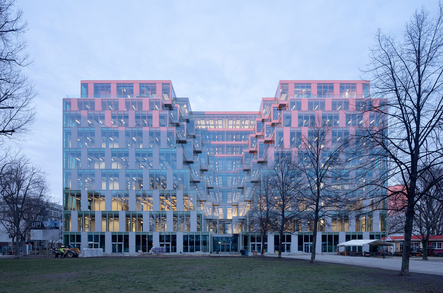 https://detail-cdn.s3.eu-central-1.amazonaws.com/media/catalog/product/1/8/18-up_-berlin-jasper-architects.jpg?width=437&height=582&store=de_en&image-type=image