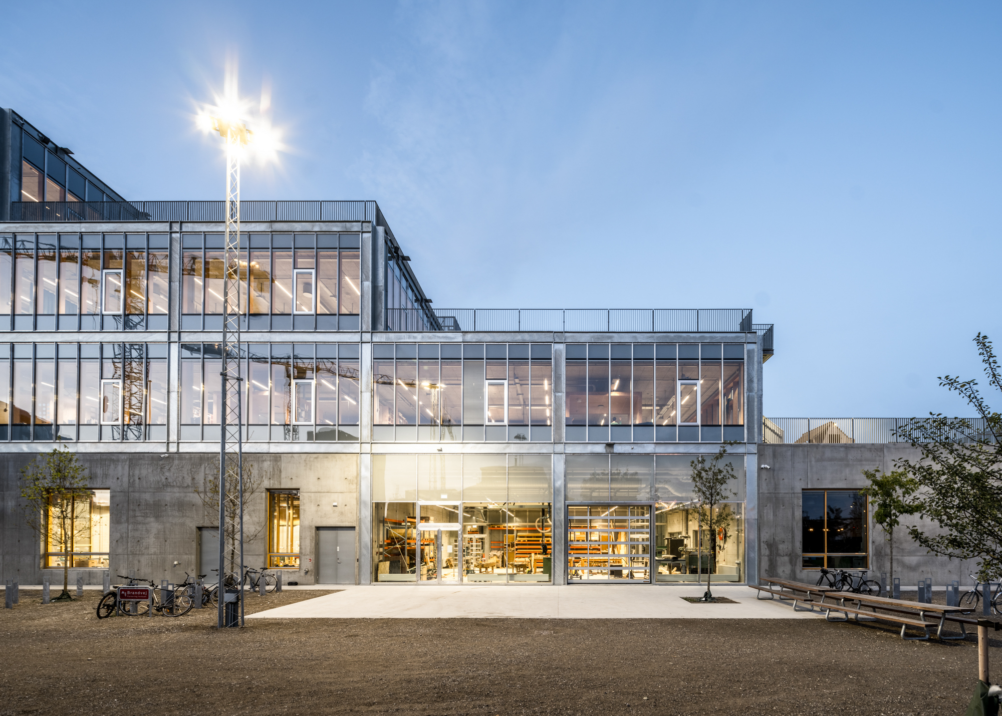https://detail-cdn.s3.eu-central-1.amazonaws.com/media/catalog/product/1/9/19-Architekturhochschule-Aarhus-Adept.jpg?width=437&height=582&store=de_de&image-type=image