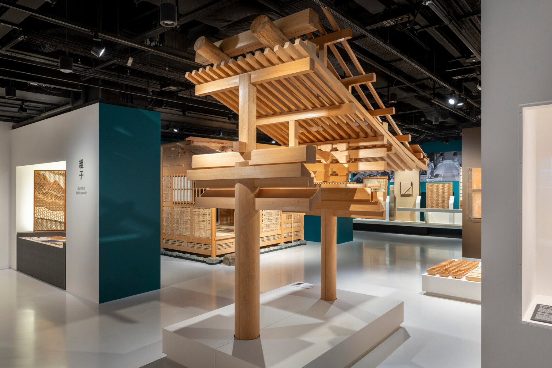 https://detail-cdn.s3.eu-central-1.amazonaws.com/media/catalog/product/1/9/19-ausstellung-japan-house-london.jpg?width=437&height=582&store=de_de&image-type=image
