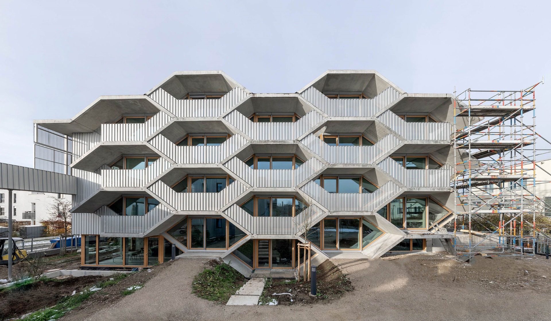 https://detail-cdn.s3.eu-central-1.amazonaws.com/media/catalog/product/1/9/19-dampreis2025_shortlist_peterhaimerl_mit-balda-architektenhoffmann-architektur_clusterwohnenwabenhaus_edwardbeierle_1.jpg?width=437&height=582&store=de_de&image-type=image