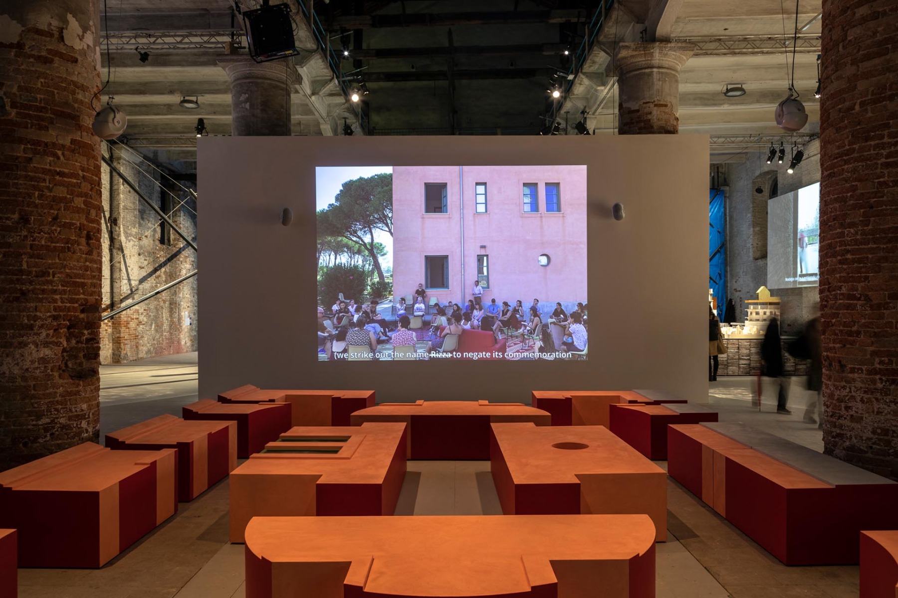https://detail-cdn.s3.eu-central-1.amazonaws.com/media/catalog/product/1/9/19-ju_nger_vielfa_ltiger_politischer-architekturbiennale_venedig_2023.jpg?width=437&height=582&store=de_de&image-type=image