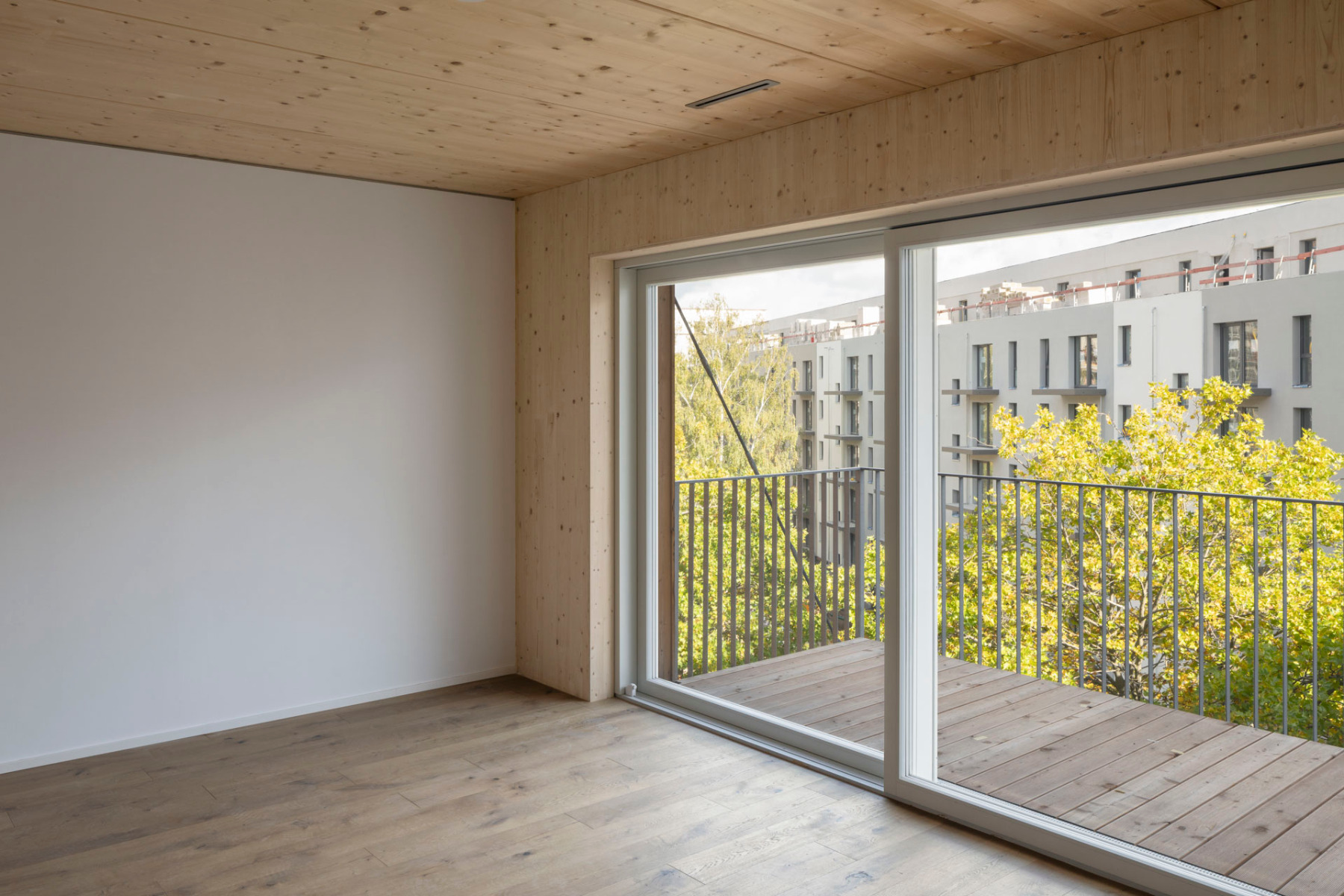 https://detail-cdn.s3.eu-central-1.amazonaws.com/media/catalog/product/1/9/19-mehrfamilienhaus-berlin-scharabi-architekten.jpg?width=437&height=582&store=de_de&image-type=image