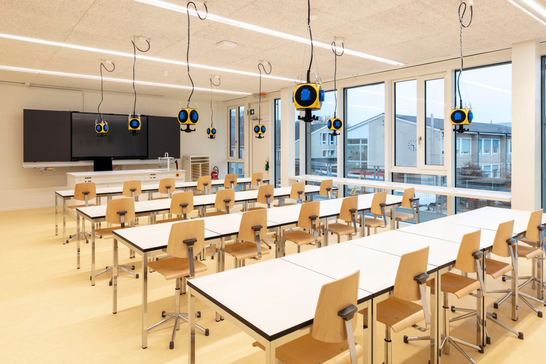 https://detail-cdn.s3.eu-central-1.amazonaws.com/media/catalog/product/1/9/19-schule-basel-thomas-fischer-architekten_1.jpg?width=437&height=582&store=de_de&image-type=image