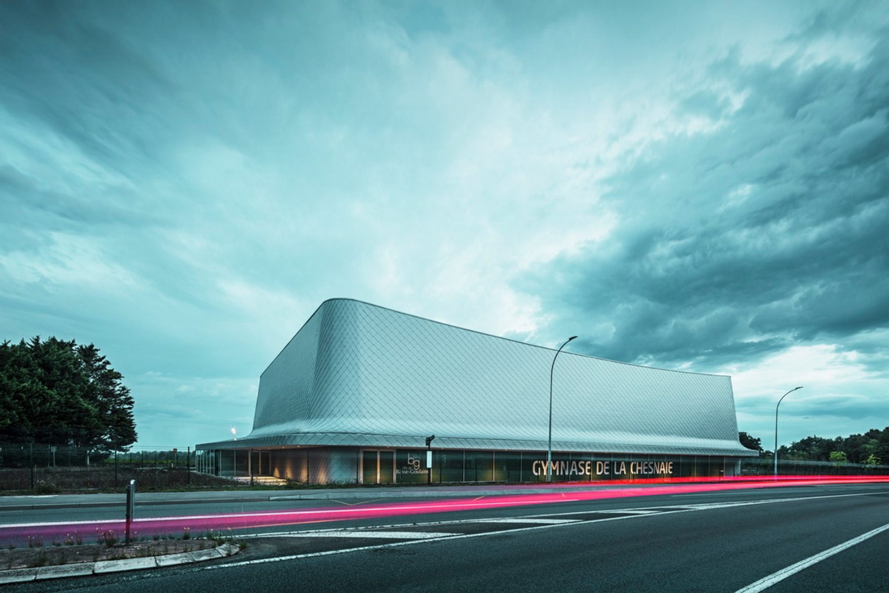 https://detail-cdn.s3.eu-central-1.amazonaws.com/media/catalog/product/1/9/19-sporthalle-bohuon-bertic-architectes-nantes.jpg?width=437&height=582&store=de_de&image-type=image