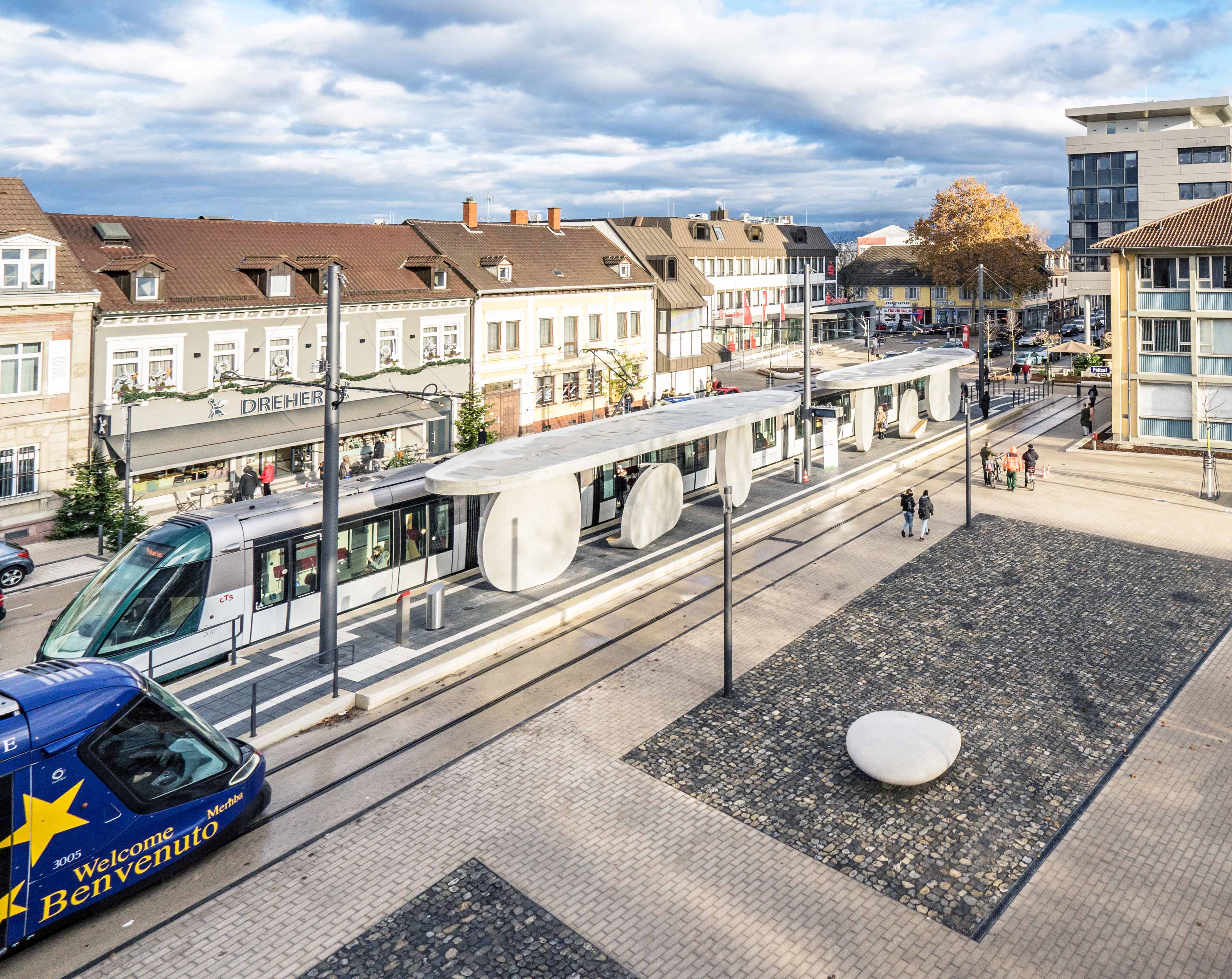 https://detail-cdn.s3.eu-central-1.amazonaws.com/media/catalog/product/1/_/1.JMAYERH_Tram_Kehl_photo_credit_Stadt_Kehl.jpg?width=437&height=582&store=de_de&image-type=image