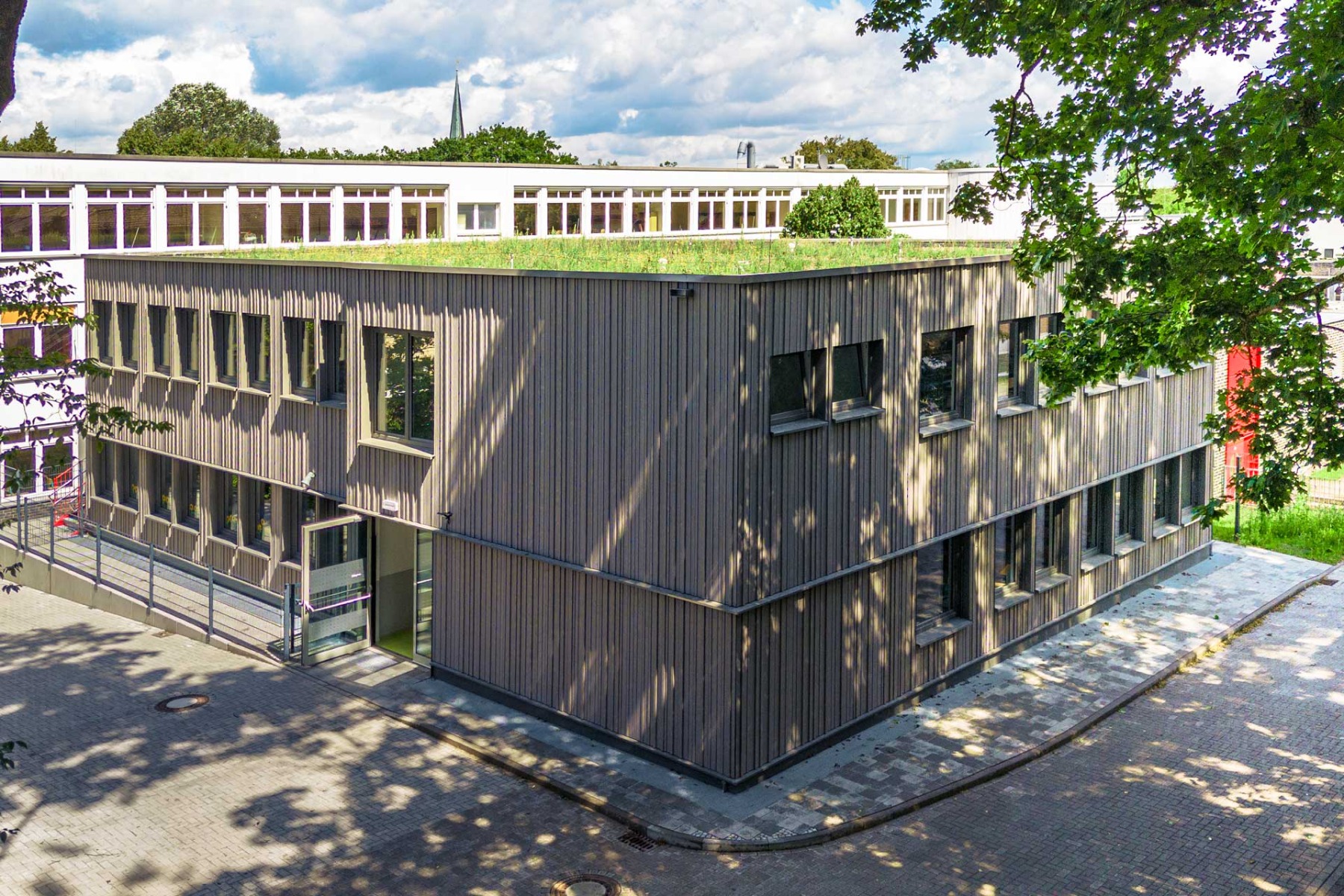 Modulbau mit Gründach und Holzfassade: Die Grundschule in Schwarzenbek passt auch optisch ins Stadtbild. © Adapteo