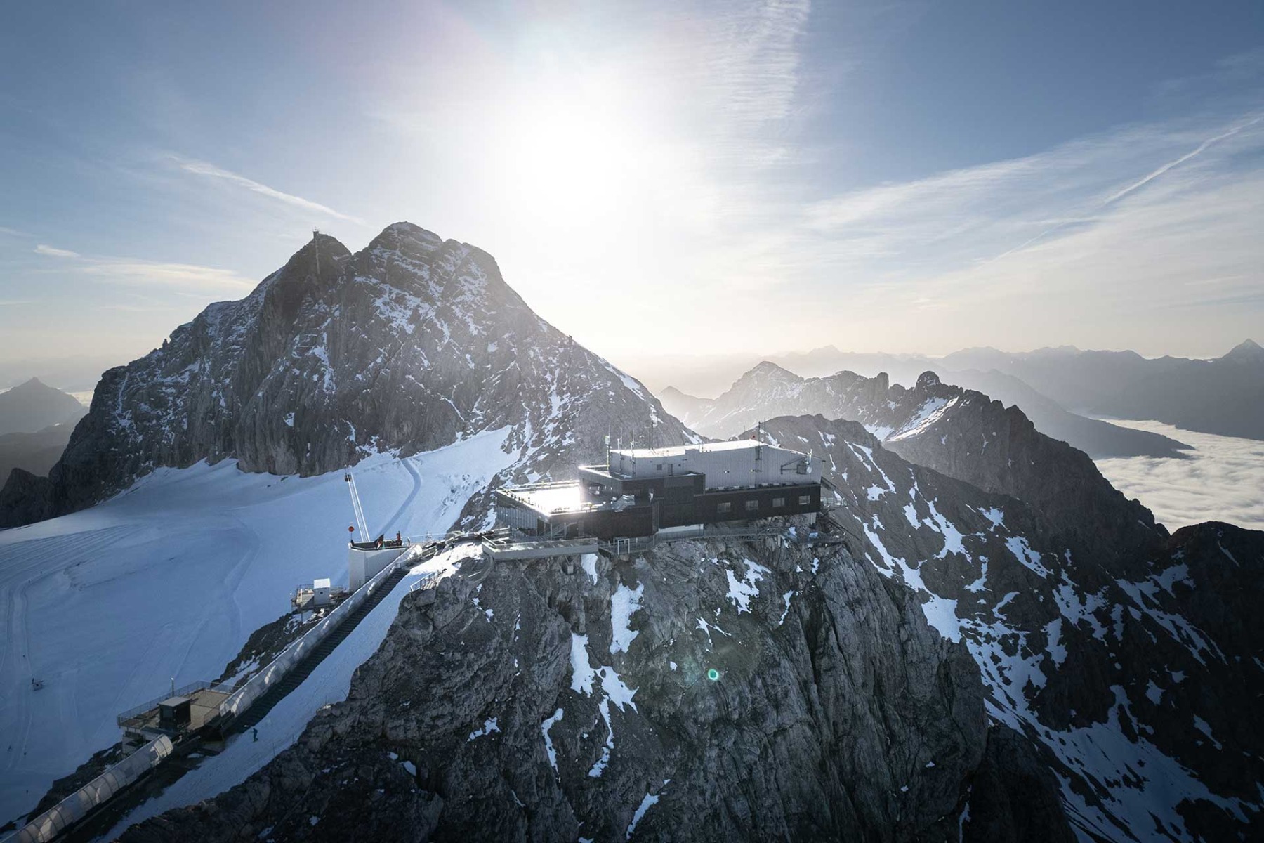 https://detail-cdn.s3.eu-central-1.amazonaws.com/media/catalog/product/1/_/1_dachstein_bergstation_fabromont_kugelgarn_aussenansicht.jpg?width=437&height=582&store=de_de&image-type=image