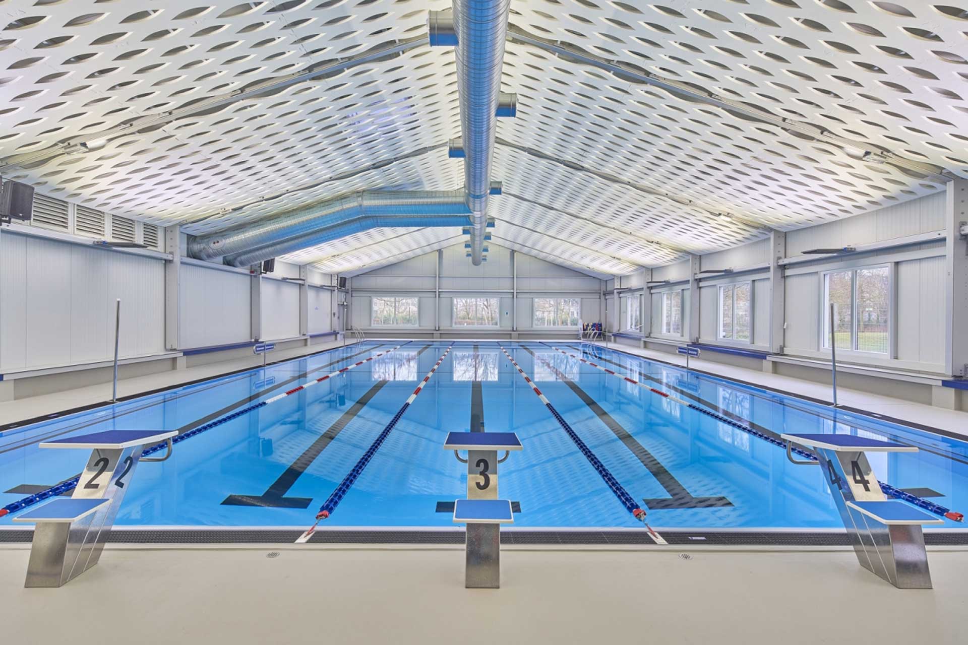 Schwimmhalle&#x20;mit&#x20;Akustikdecke&#x20;sowie&#x20;sichtbarer&#x20;Tragkonstruktion&#x20;und&#x20;Haustechnik.&#x20;&#xA9;&#x20;Roman&#x20;Thomas