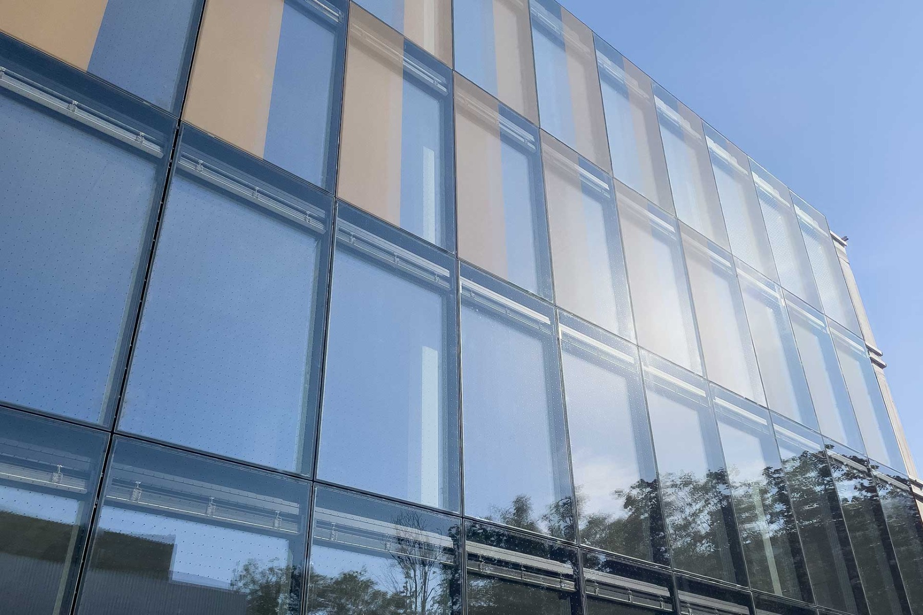 Die Bürofassade in München mit ISOshade-Elementen zeichnet sich durch integrierten Sonnenschutz, wirksamen Schallschutz und einen goldenen Siebdruck als gestalterisches Feature aus. © seele