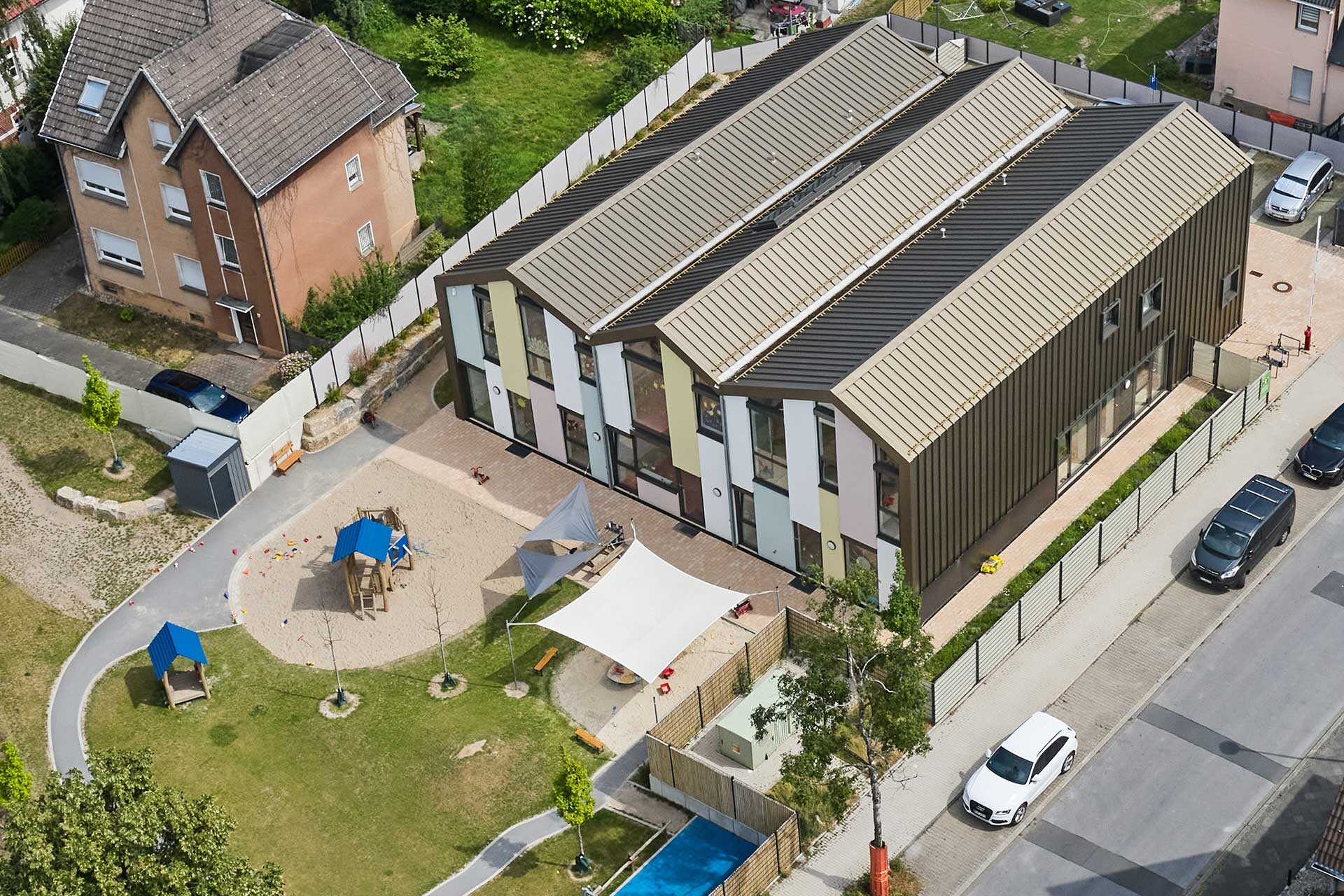 Die neue Kita an der Fischerstraße in Bochum Gerthe reiht sich in Höhe und Optik in den umliegenden Bestand ein. © Kalzip GmbH