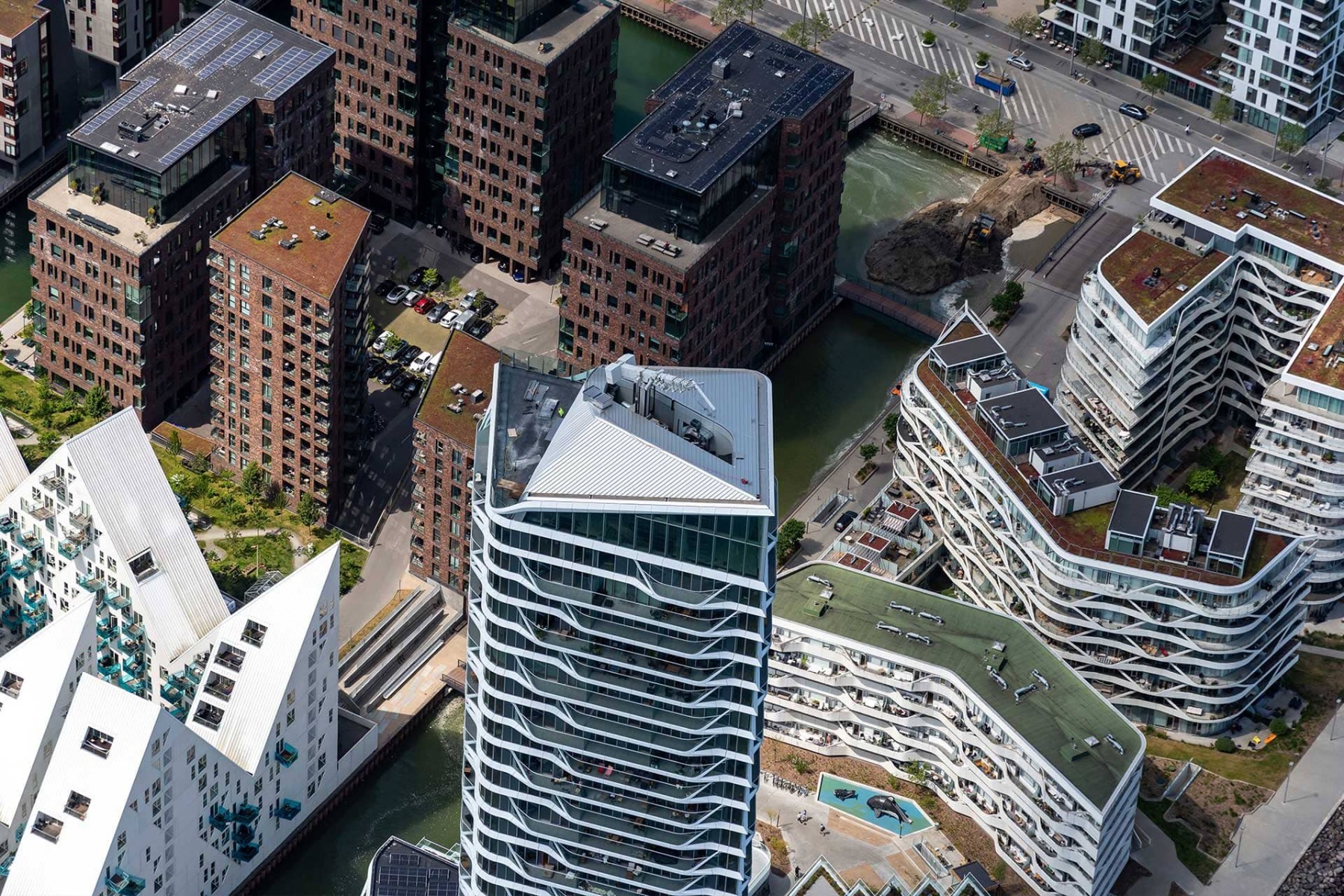 Um eine präzise Verarbeitung zu gewährleisten, wurde jedes Stehfalzprofil nummeriert und vorgefertigt, anschließend entsprechend seiner Position mit spezifischer Biegung und Torsion dem Neigungswinkel angepasst. © Kalzip GmbH