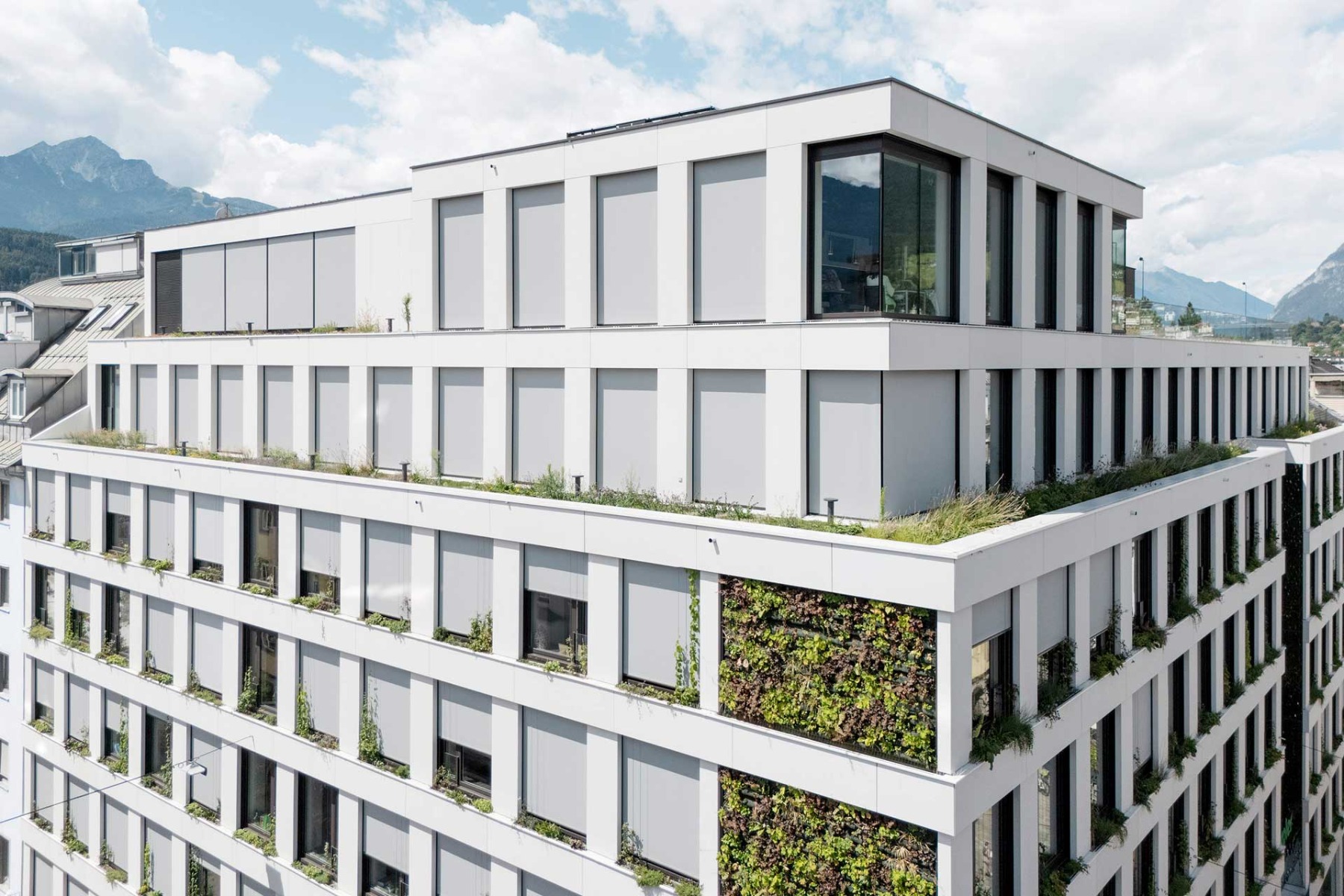 Die Fassade der Tiroler Versicherung Zentrale verbindet Holzhybrid mit einer Glasfaserbeton-Fassade von Rieder. © Rieder / Ditz Fejer