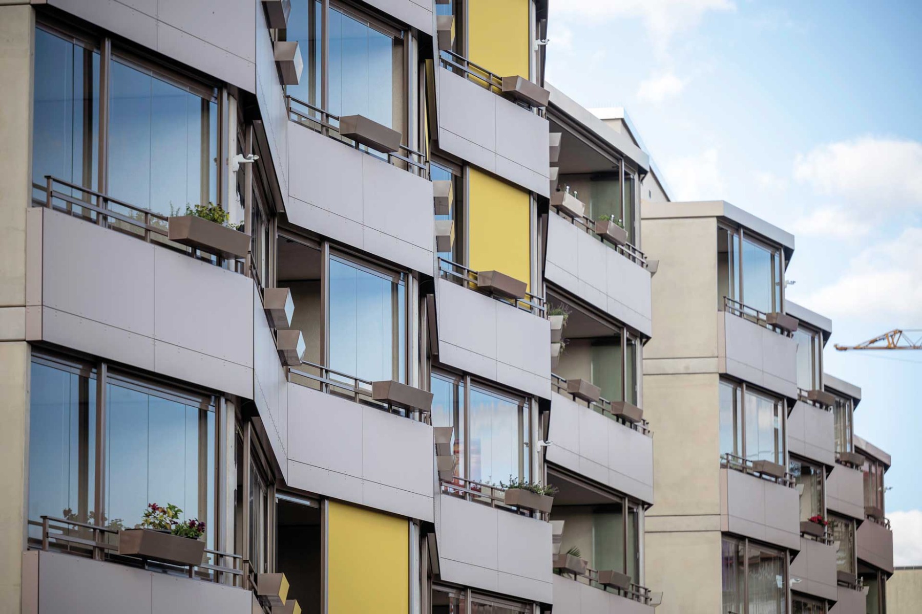 Die Balkonfassade wurde als additives Bauteil hinzugefügt. Ihre wellenförmige Kontur reduziert die Sonneneinstrahlung. © Thomas Müller