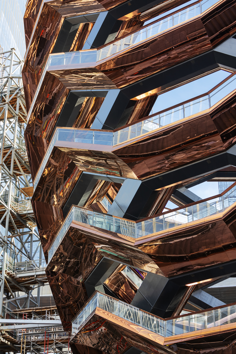 https://detail-cdn.s3.eu-central-1.amazonaws.com/media/catalog/product/2/-/2-Vessel-Heatherwick-_courtesy_of_Michael_Moran_for_Related-Oxford.jpg?width=437&height=582&store=de_en&image-type=image