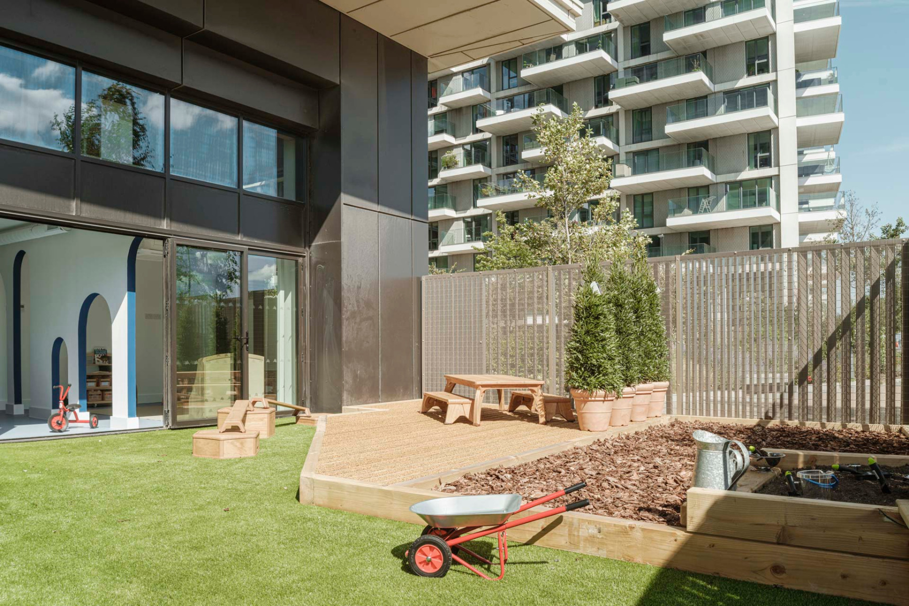 https://detail-cdn.s3.eu-central-1.amazonaws.com/media/catalog/product/2/0/20-kindertagesstaette-london-the-nest-delve-architects.jpg?width=437&height=582&store=de_de&image-type=image