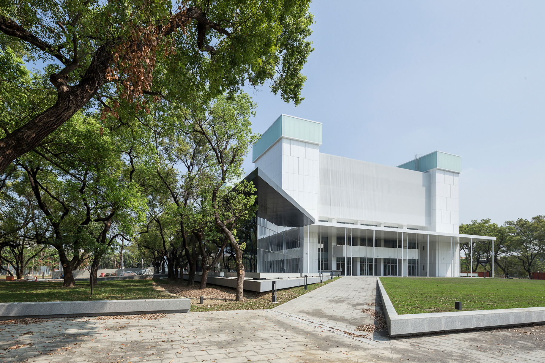 https://detail-cdn.s3.eu-central-1.amazonaws.com/media/catalog/product/2/0/20-pingtung-public-library-mayu-architects.jpg?width=437&height=582&store=de_de&image-type=image