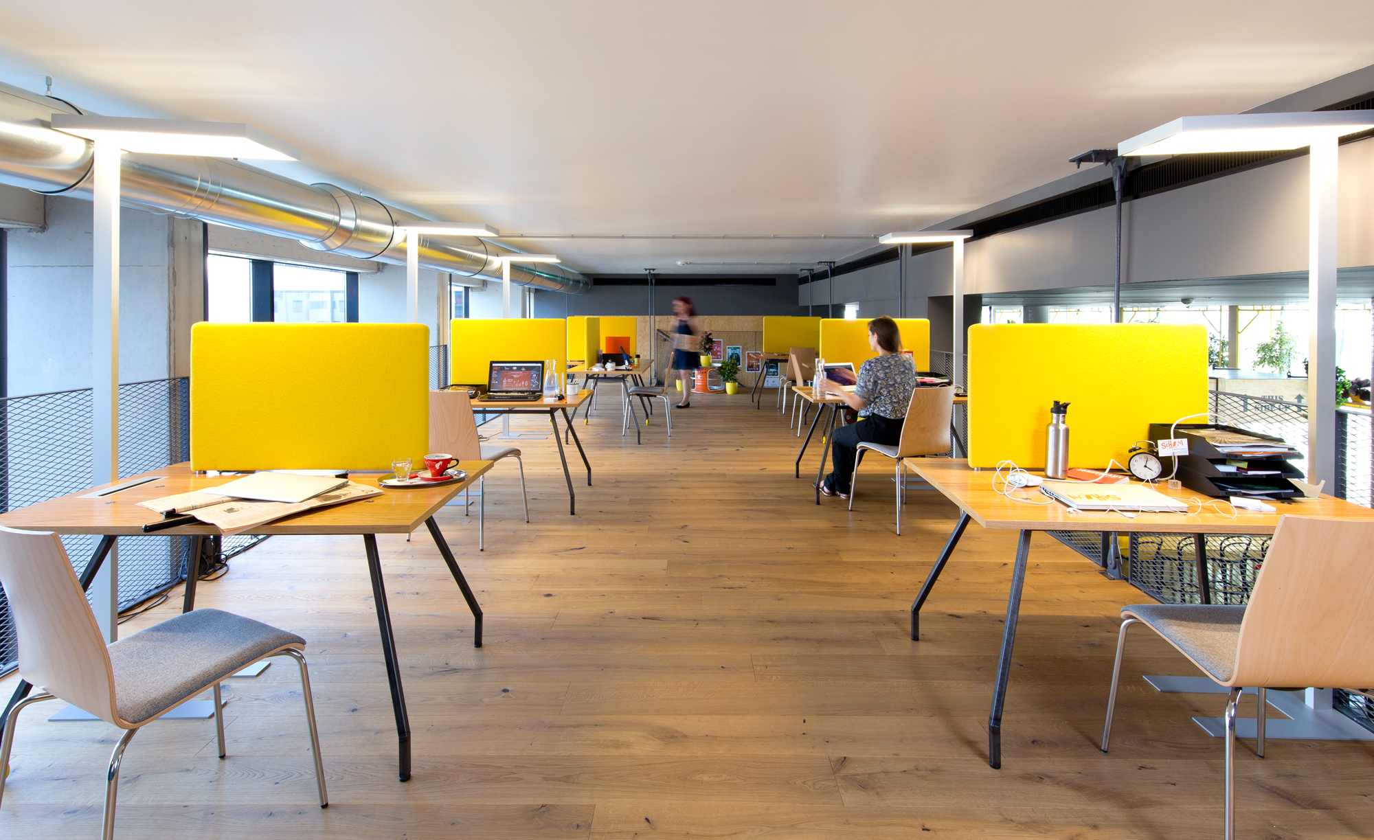 https://detail-cdn.s3.eu-central-1.amazonaws.com/media/catalog/product/2/0/209-Coworking-Schani-Wien2015-c-Ha__fele-by-studio-khf.jpg?width=437&height=582&store=de_de&image-type=image