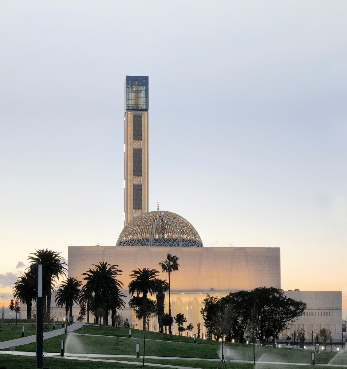 https://detail-cdn.s3.eu-central-1.amazonaws.com/media/catalog/product/2/0/20_dam_ihp2022_ksp_engel_great_mosque_of_algiers_tower_algier_ksp_engel_slash_wassil_ahmed_badaoui.jpg?width=437&height=582&store=de_de&image-type=image