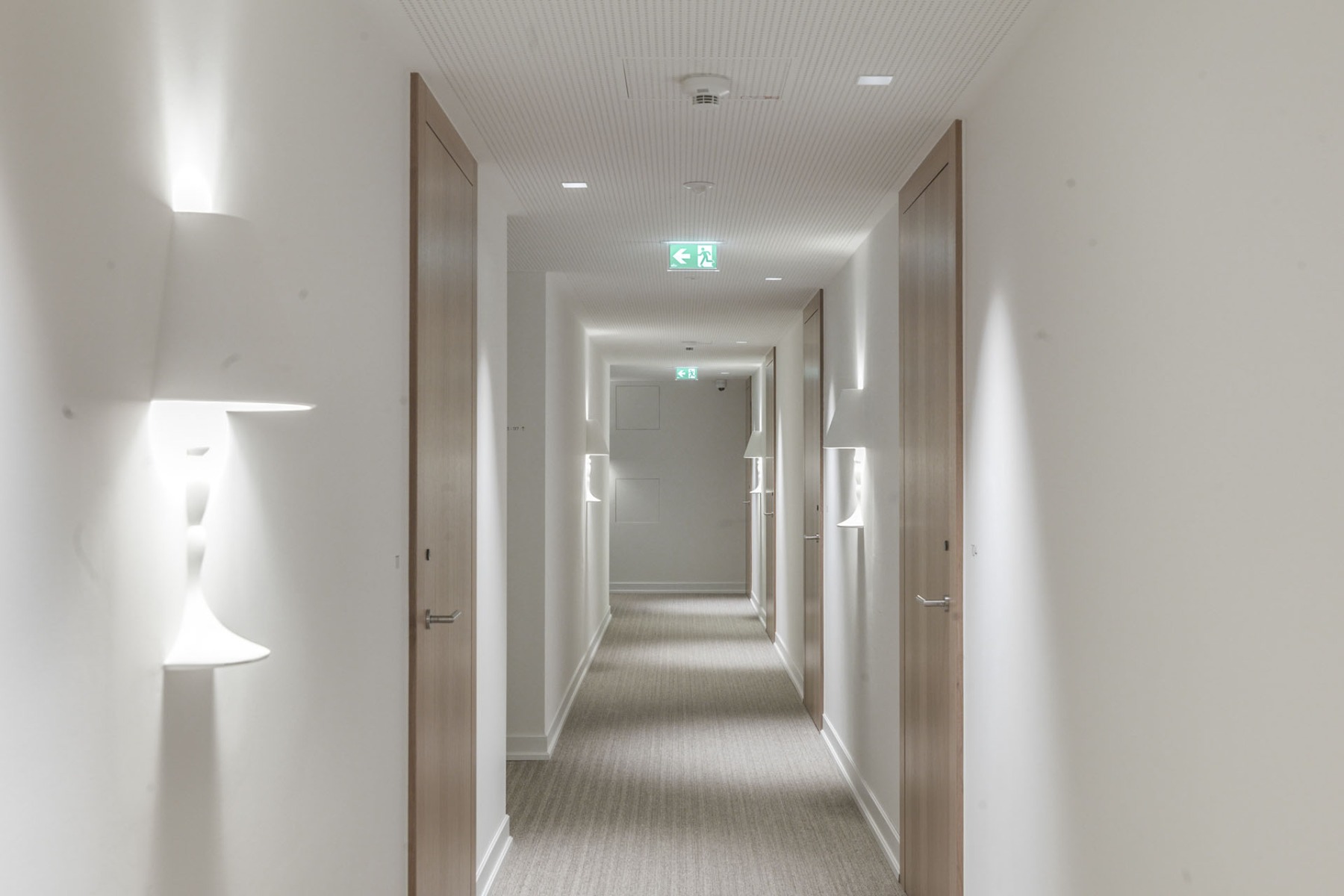 https://detail-cdn.s3.eu-central-1.amazonaws.com/media/catalog/product/2/1/21-01-hotel_in_dornbirn_von_marte.marte_architekten_0a_0a.jpg?width=437&height=582&store=de_de&image-type=image