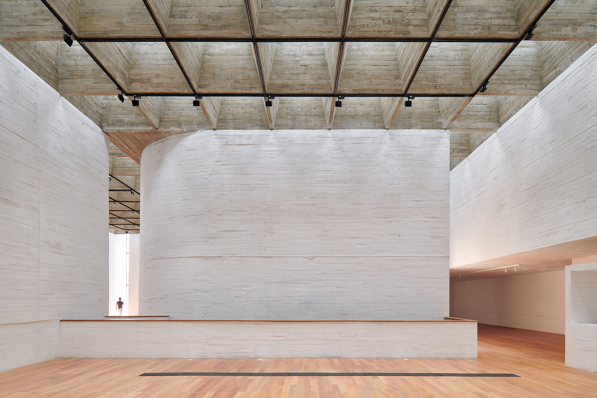 https://detail-cdn.s3.eu-central-1.amazonaws.com/media/catalog/product/2/1/21-Changjiang-Art-Museum-Vector-Architects-Chen-Hao.jpg?width=437&height=582&store=de_en&image-type=image