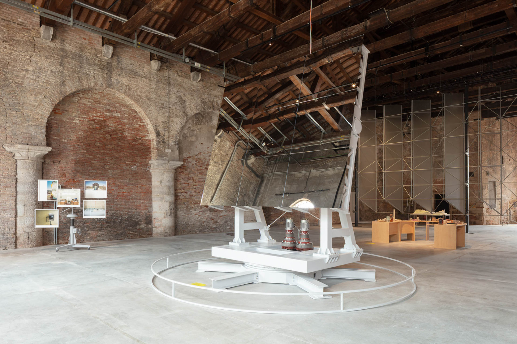 https://detail-cdn.s3.eu-central-1.amazonaws.com/media/catalog/product/2/1/21-architekturbiennale-venedig-2025.jpg?width=437&height=582&store=de_en&image-type=image