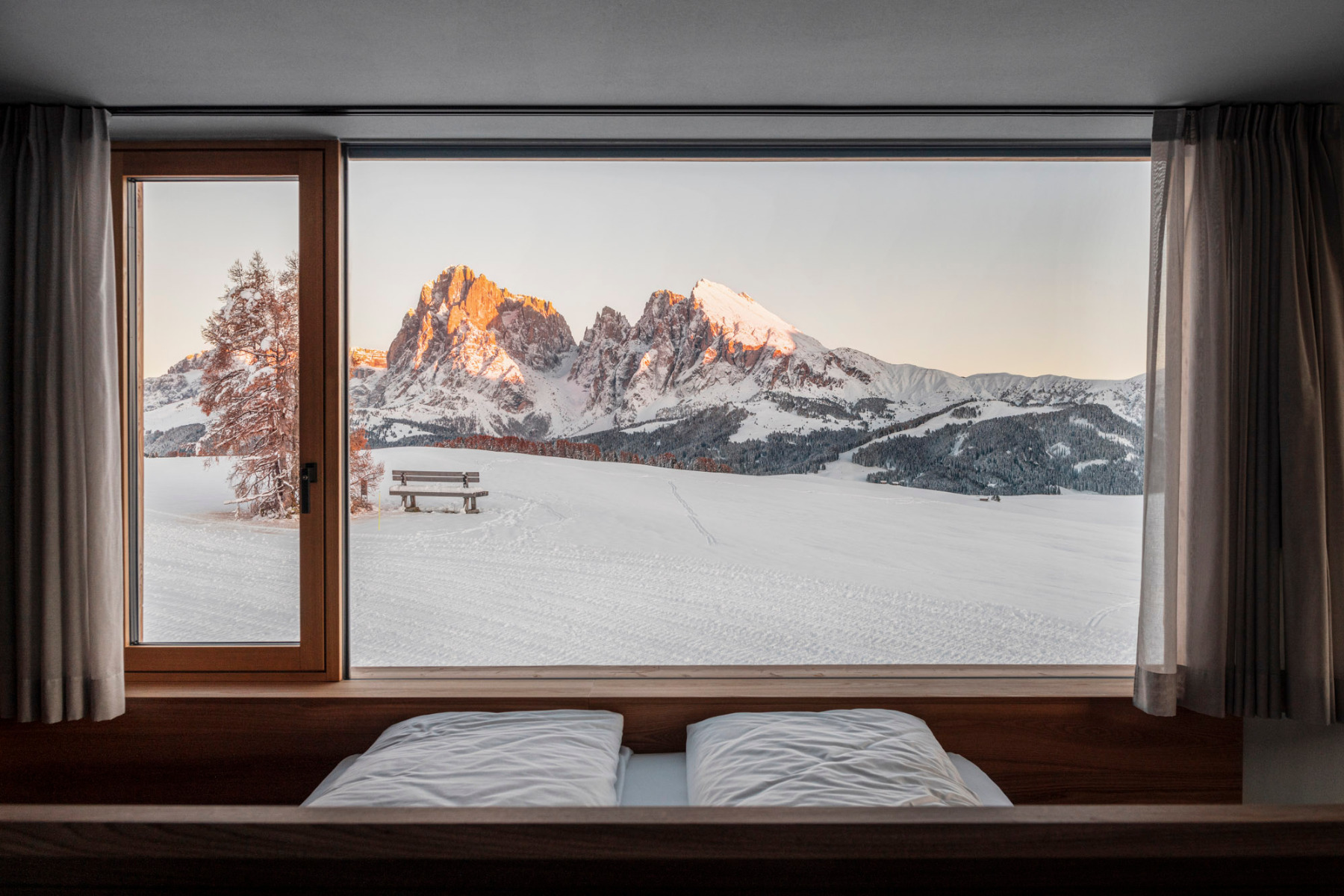 https://detail-cdn.s3.eu-central-1.amazonaws.com/media/catalog/product/2/1/21-hotel-icaro-dolomiten-modus-architects.jpg?width=437&height=582&store=de_de&image-type=image