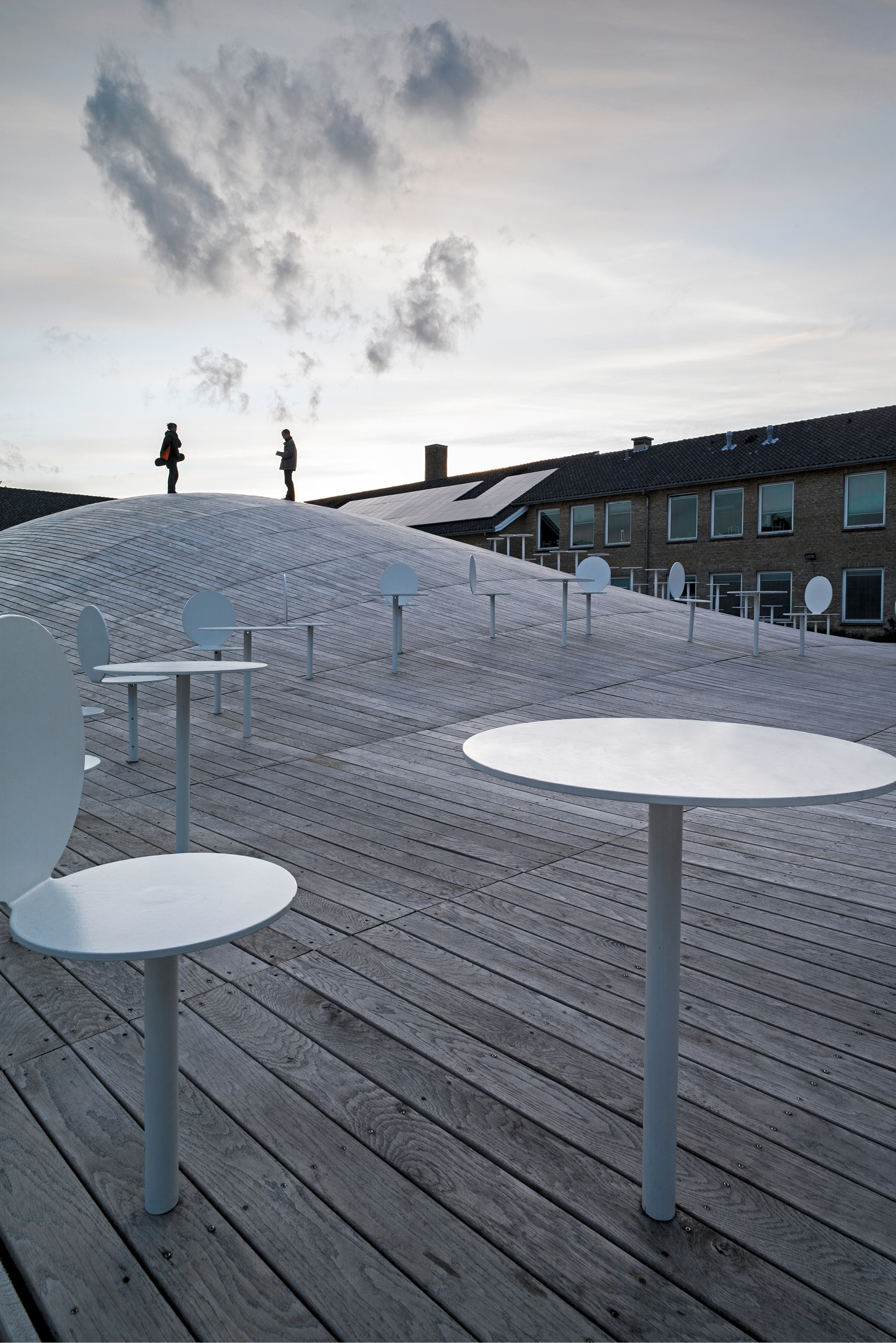 https://detail-cdn.s3.eu-central-1.amazonaws.com/media/catalog/product/2/1/21_GHG_Multiuse_Hall_Roof__Flower_Chairs___Tables_Image_by_Jens_Lindhe_original_1.jpg?width=437&height=582&store=de_de&image-type=image