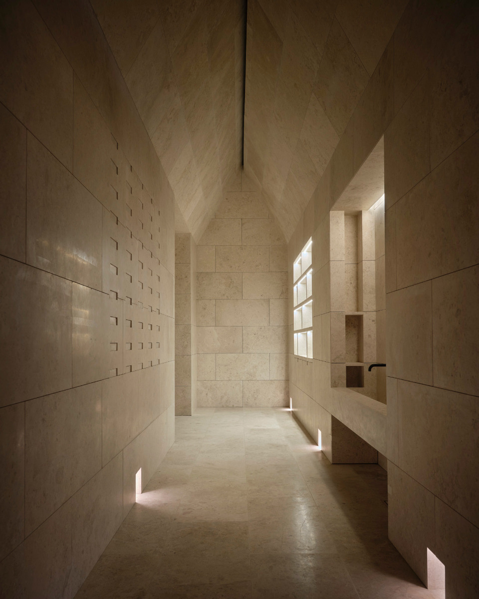https://detail-cdn.s3.eu-central-1.amazonaws.com/media/catalog/product/2/2/22-abrahamic-family-house-david-adjaye-abu-dhabi.jpg?width=437&height=582&store=de_de&image-type=image