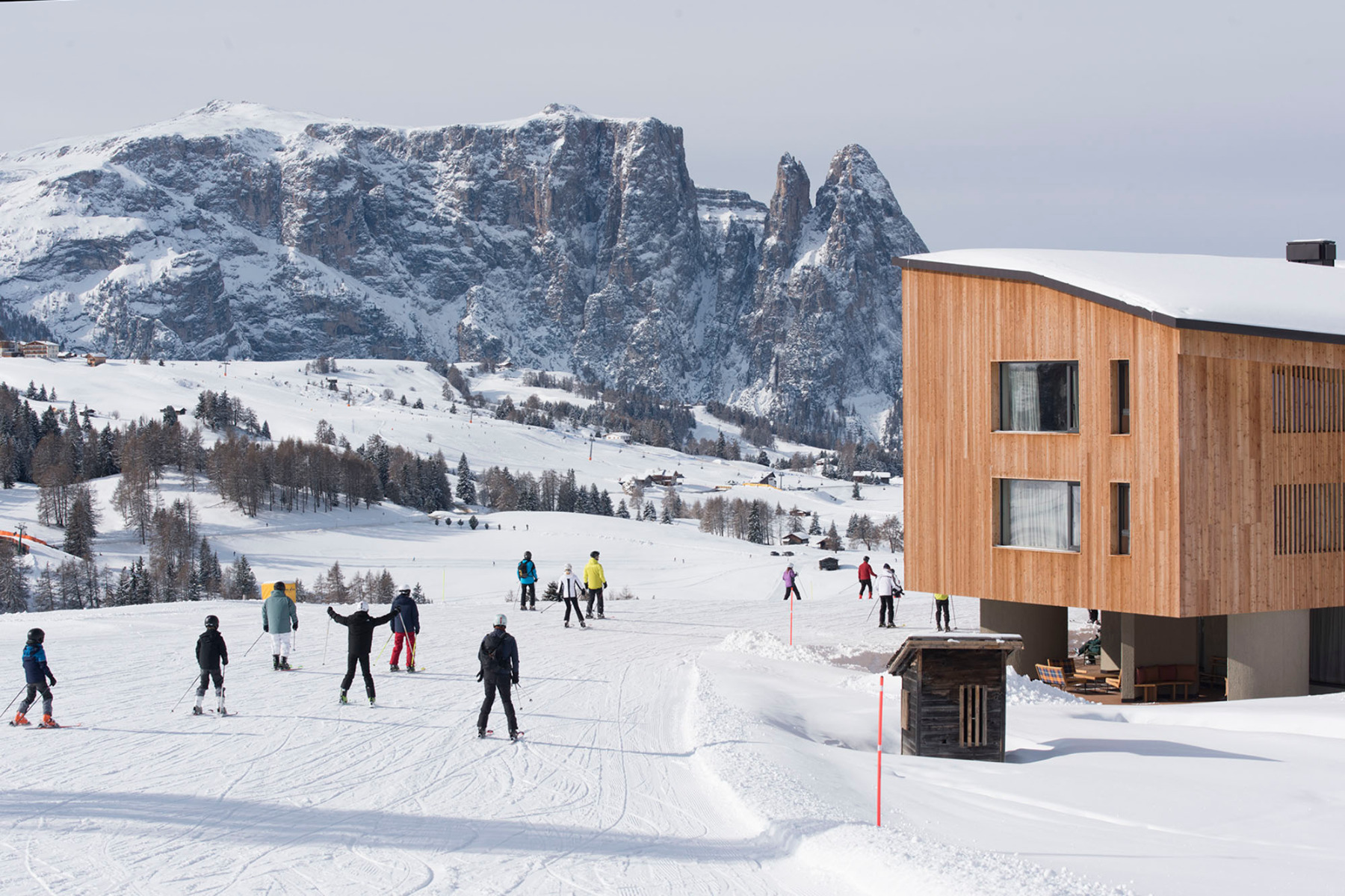 https://detail-cdn.s3.eu-central-1.amazonaws.com/media/catalog/product/2/2/22-hotel-icaro-dolomiten-modus-architects.jpg?width=437&height=582&store=de_de&image-type=image