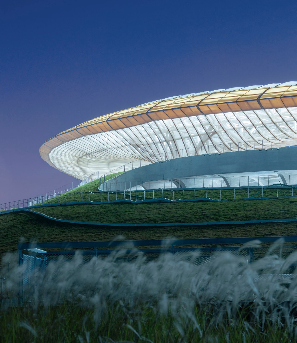 https://detail-cdn.s3.eu-central-1.amazonaws.com/media/catalog/product/2/2/22-stadion-quzhou-mad-architects.jpg?width=437&height=582&store=de_en&image-type=image