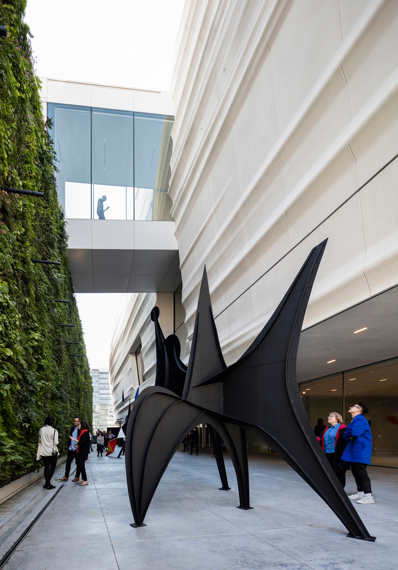 https://detail-cdn.s3.eu-central-1.amazonaws.com/media/catalog/product/2/3/23.-Pat-and-Bill-Wilson-Sculpture-Terrace-featuring-Alexander-Calder_s-sculpture-Maquette-for-Trois-Disques-_Three-Disks__-formerly-Man-_1967__-photo-_c_-Henrik-Kam_-courtesy-SFMOMA.jpg?width=437&height=582&store=de_en&image-type=image