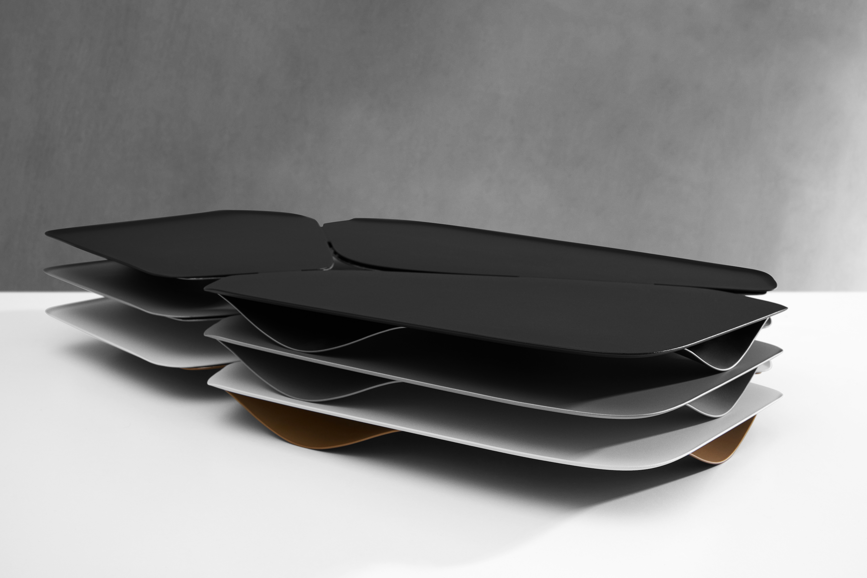 https://detail-cdn.s3.eu-central-1.amazonaws.com/media/catalog/product/2/4/24-MaisonObjet2019-Zaha_Hadid_Design_Hew_Tray__4_.jpg?width=437&height=582&store=de_de&image-type=image
