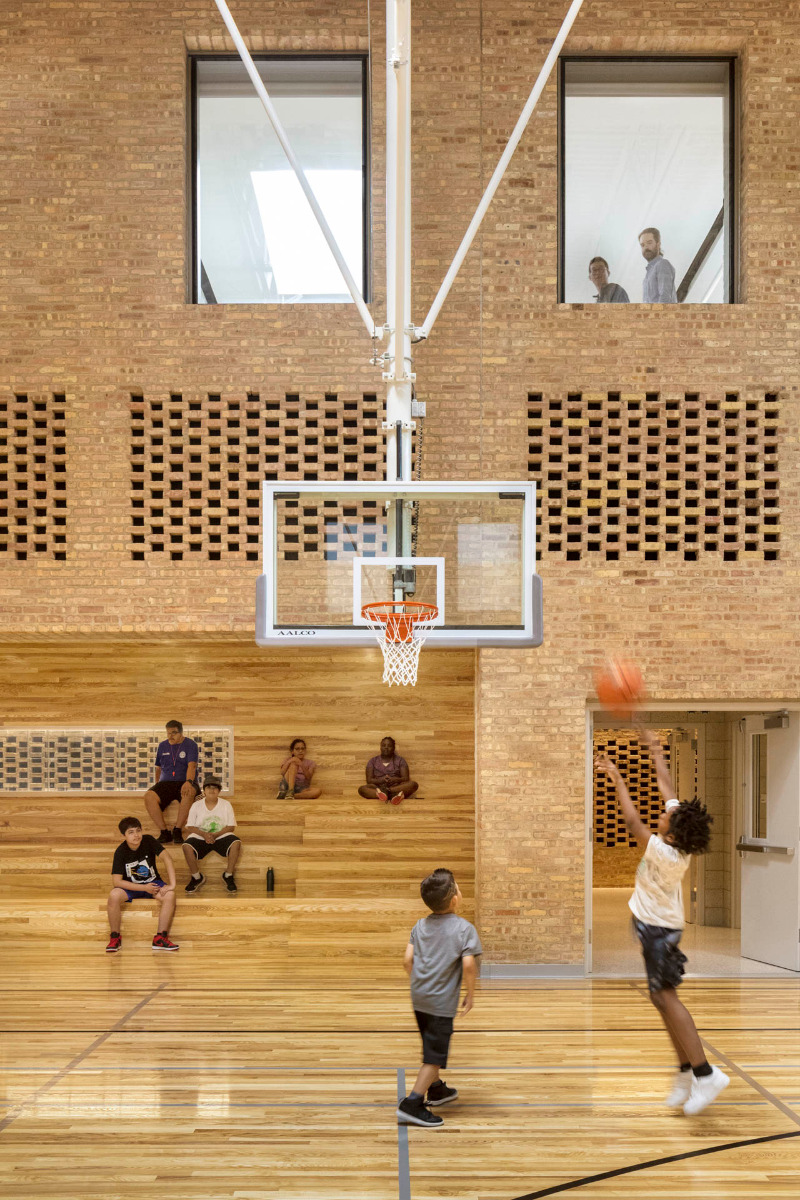 https://detail-cdn.s3.eu-central-1.amazonaws.com/media/catalog/product/2/6/26-chicago-park-district-headquarters-john-ronan-architects.jpg?width=437&height=582&store=de_de&image-type=image
